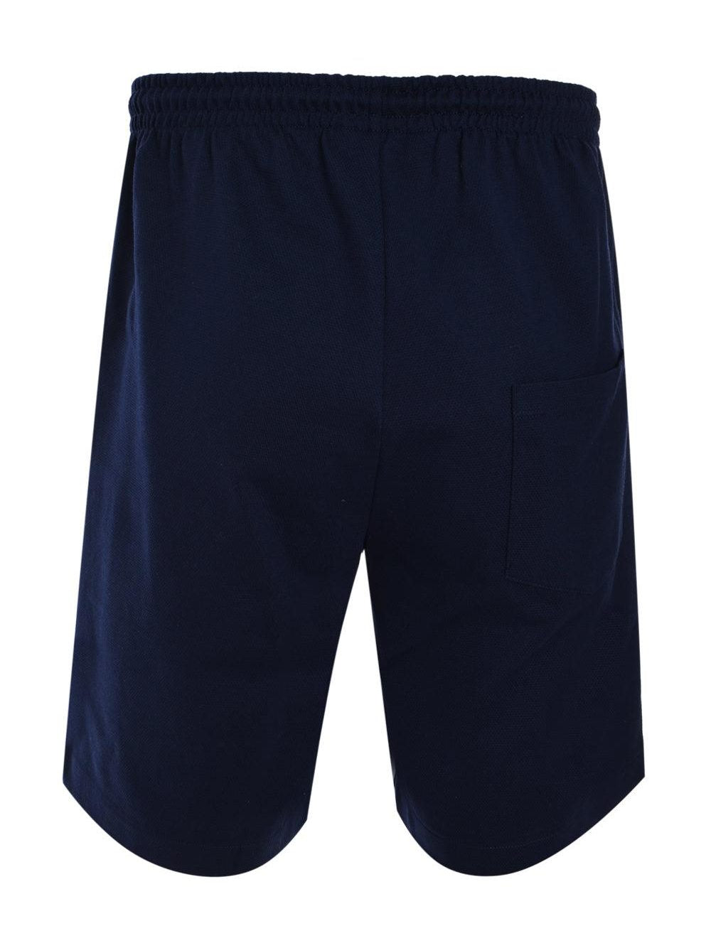 Pique short watching