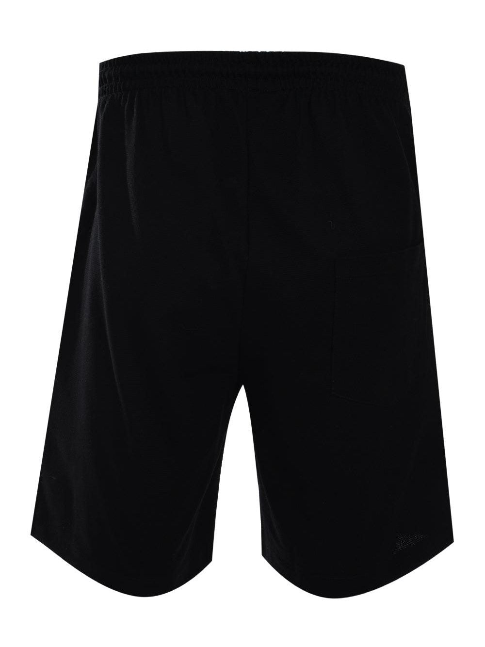 Pique short watching