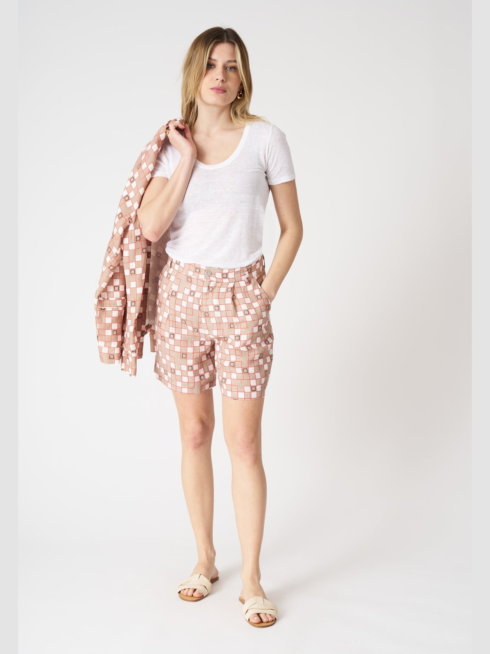 Modern motif short with pinces