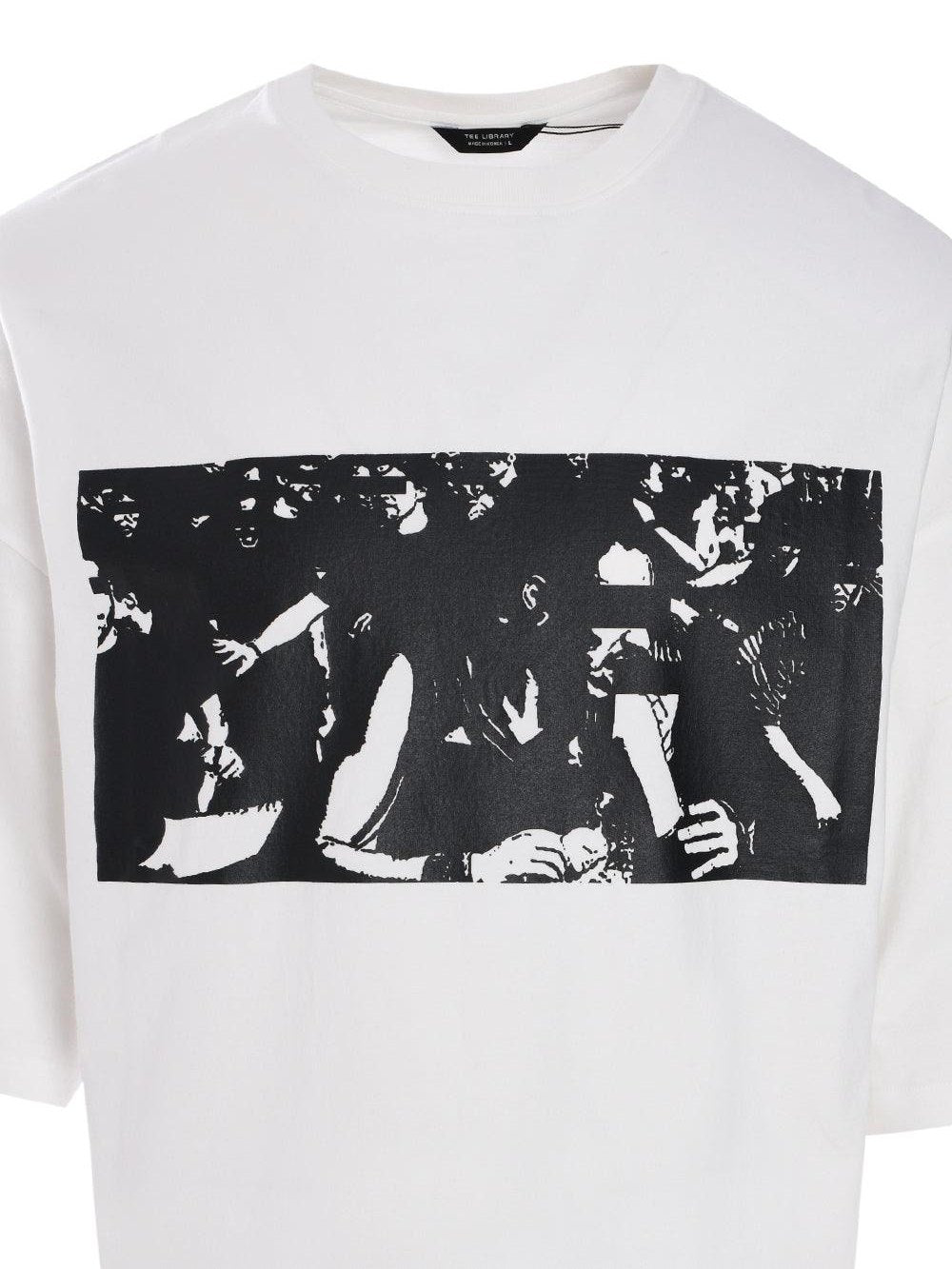Box fit tee crowd