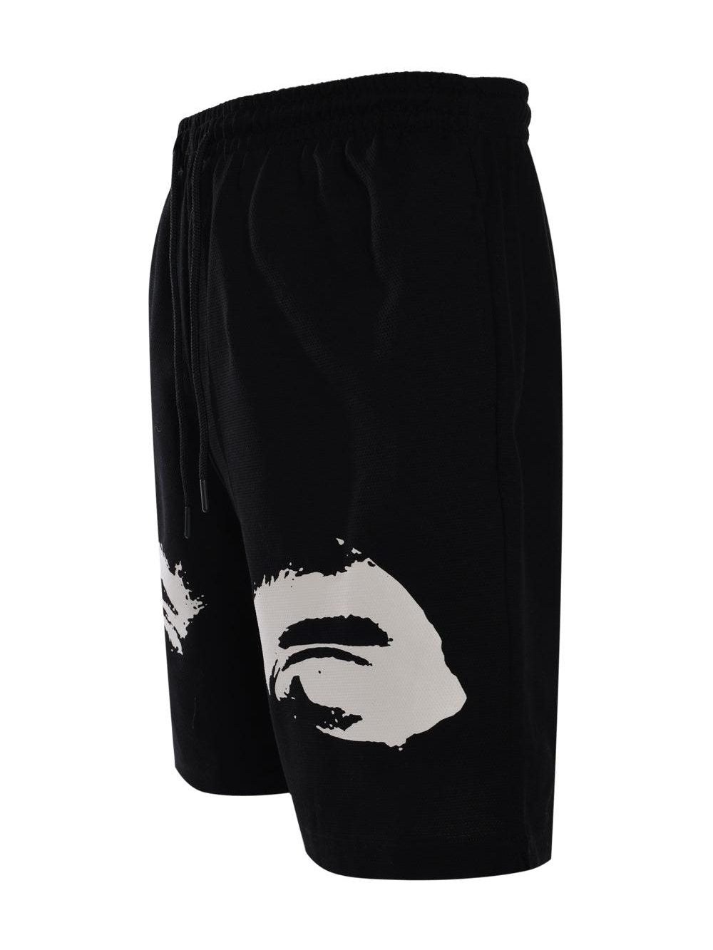 Pique short watching