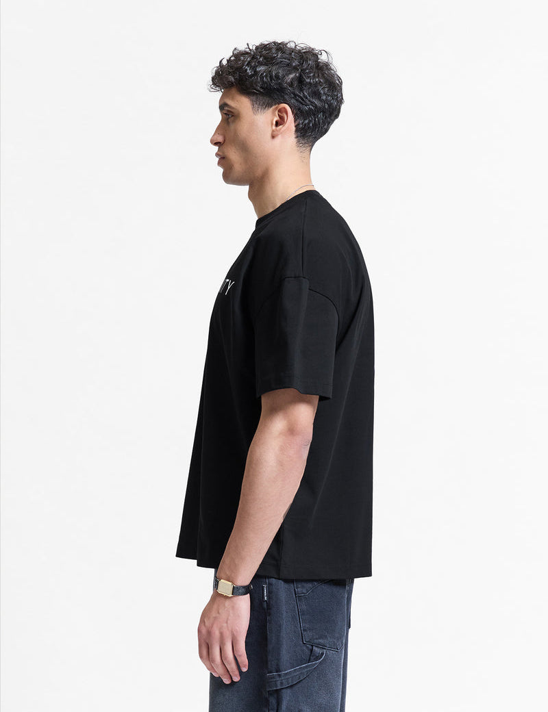 1009251010_LOGO_T-SHIRT_BLACK_03_872a214b-b0b4-43d4-87bb-93971fe2268b.jpg
