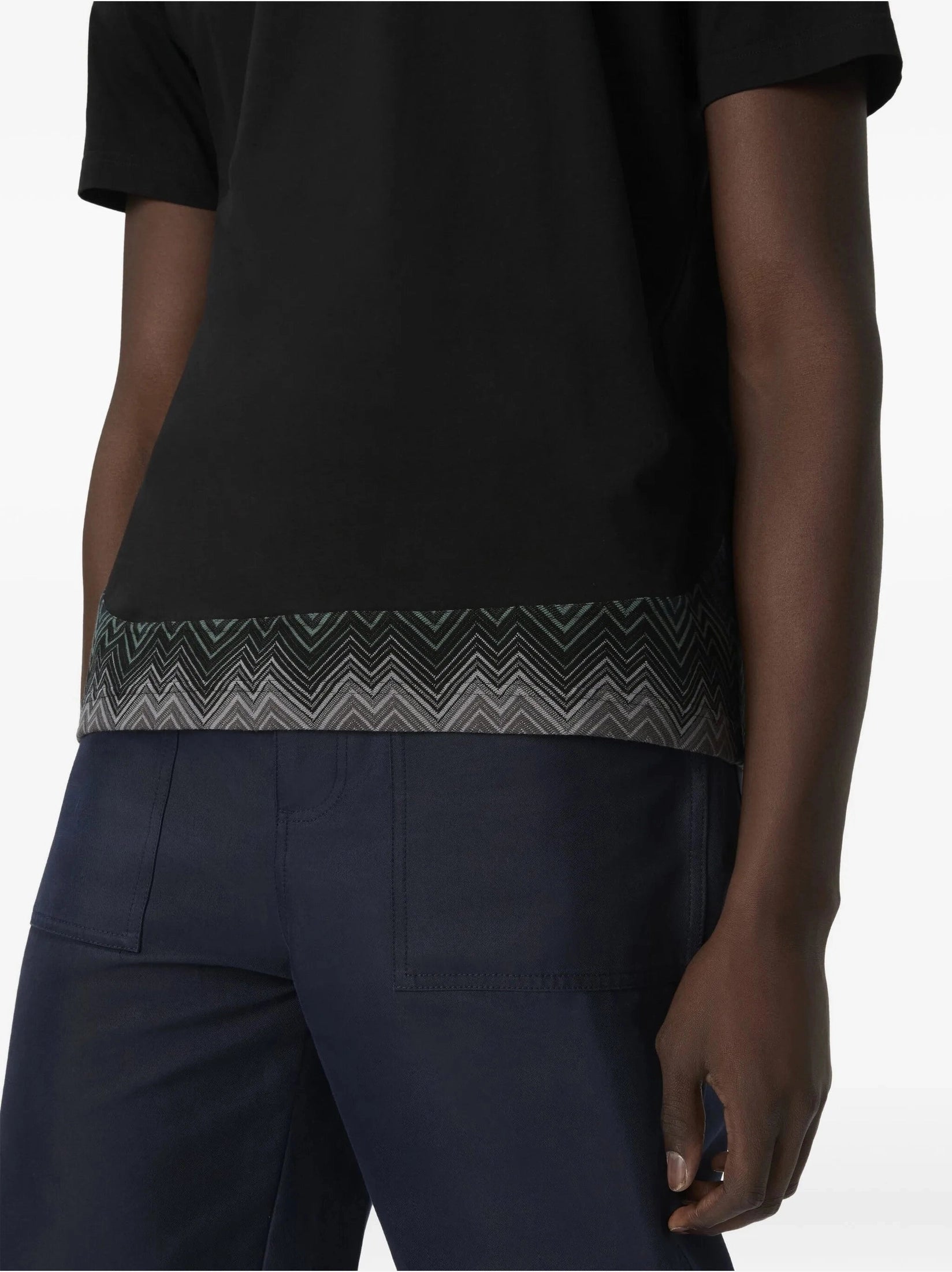 Short sleeve t-shirt with irregular zigzag insert