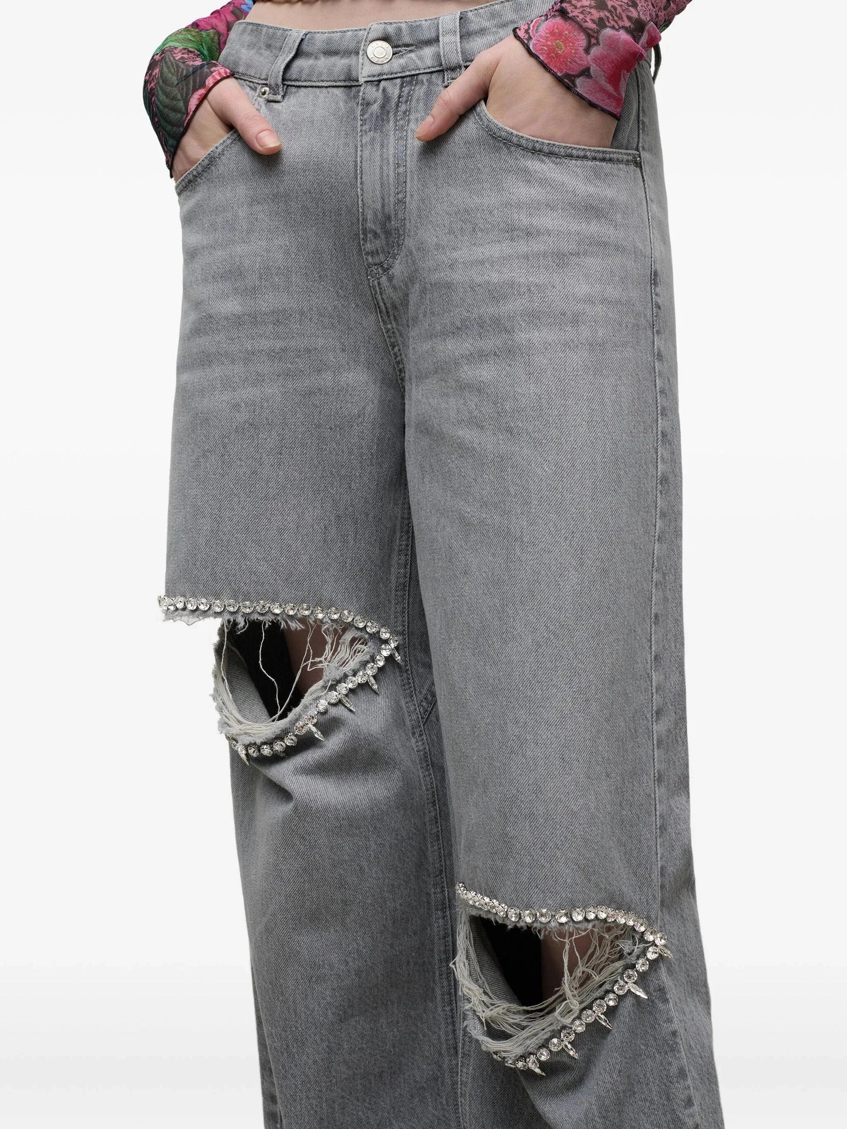 Distressed crystal relaxed slit jean