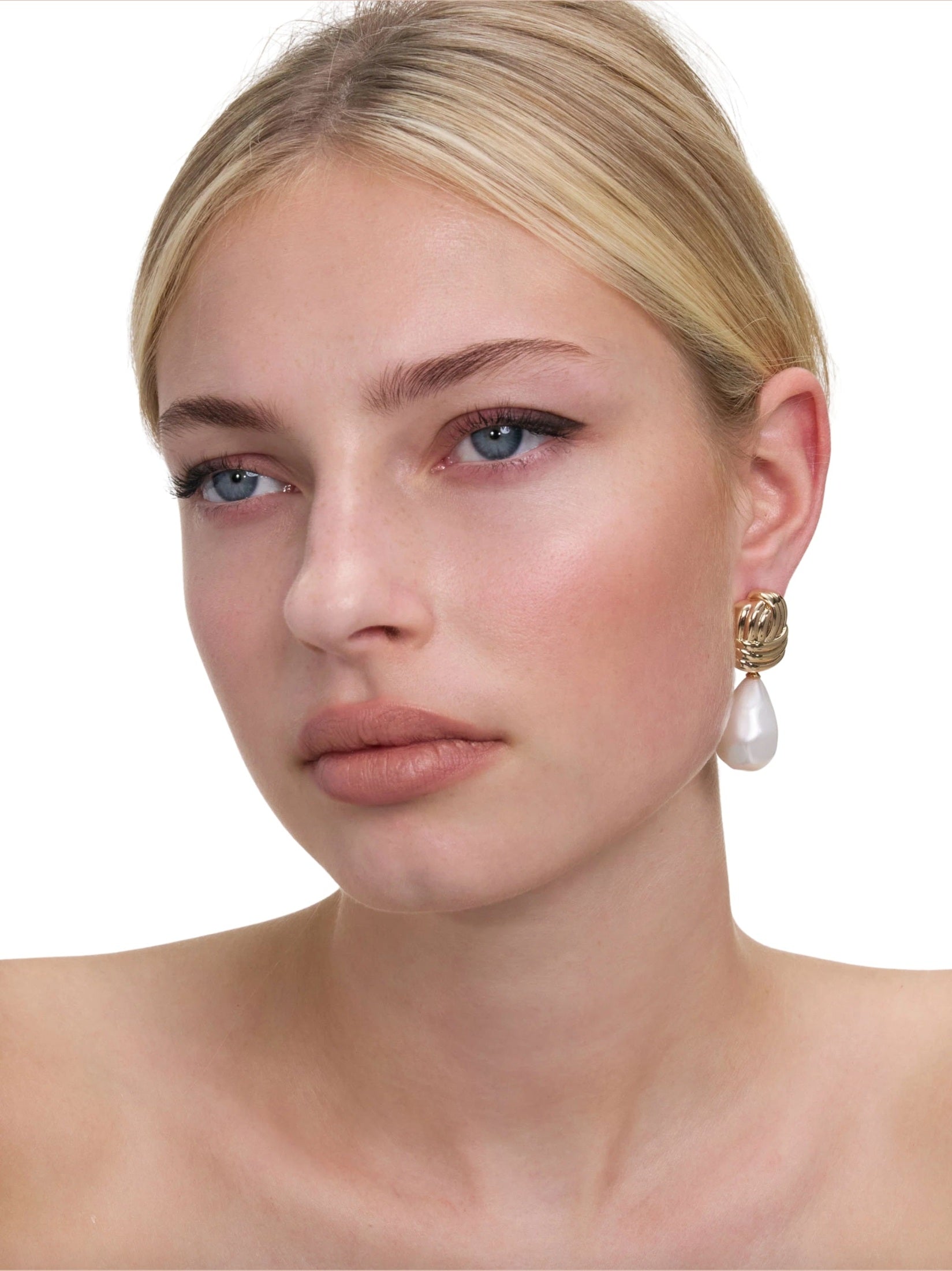 Gold knot pearl earrings