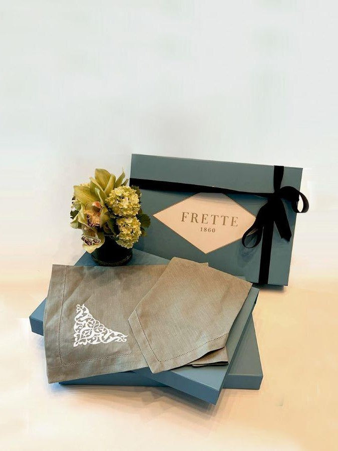 "مجموعة هدايا Frette المطرزة من المفرش والمنديل (مجموعة من 6)"