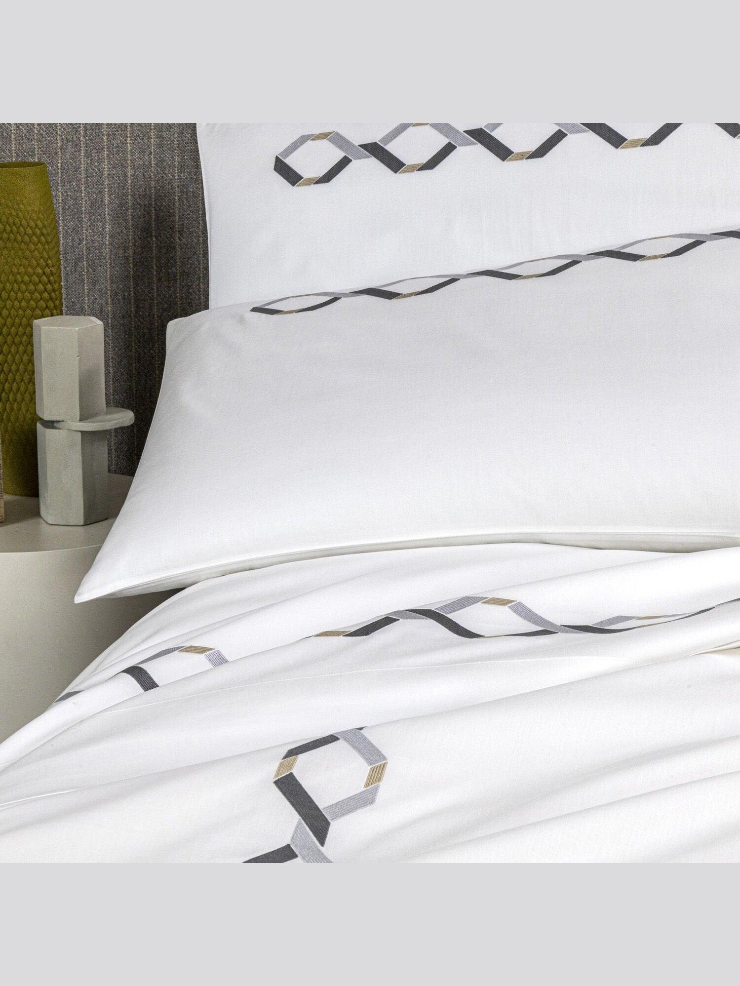 Continuity embroidery flat bedset