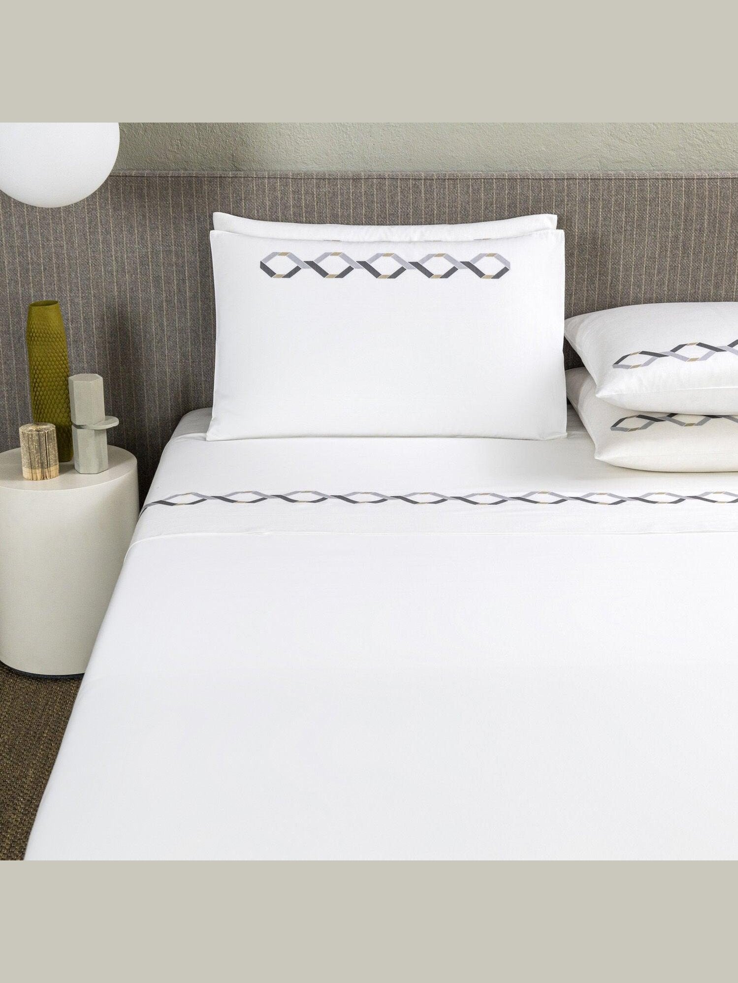 Continuity embroidery flat bedset