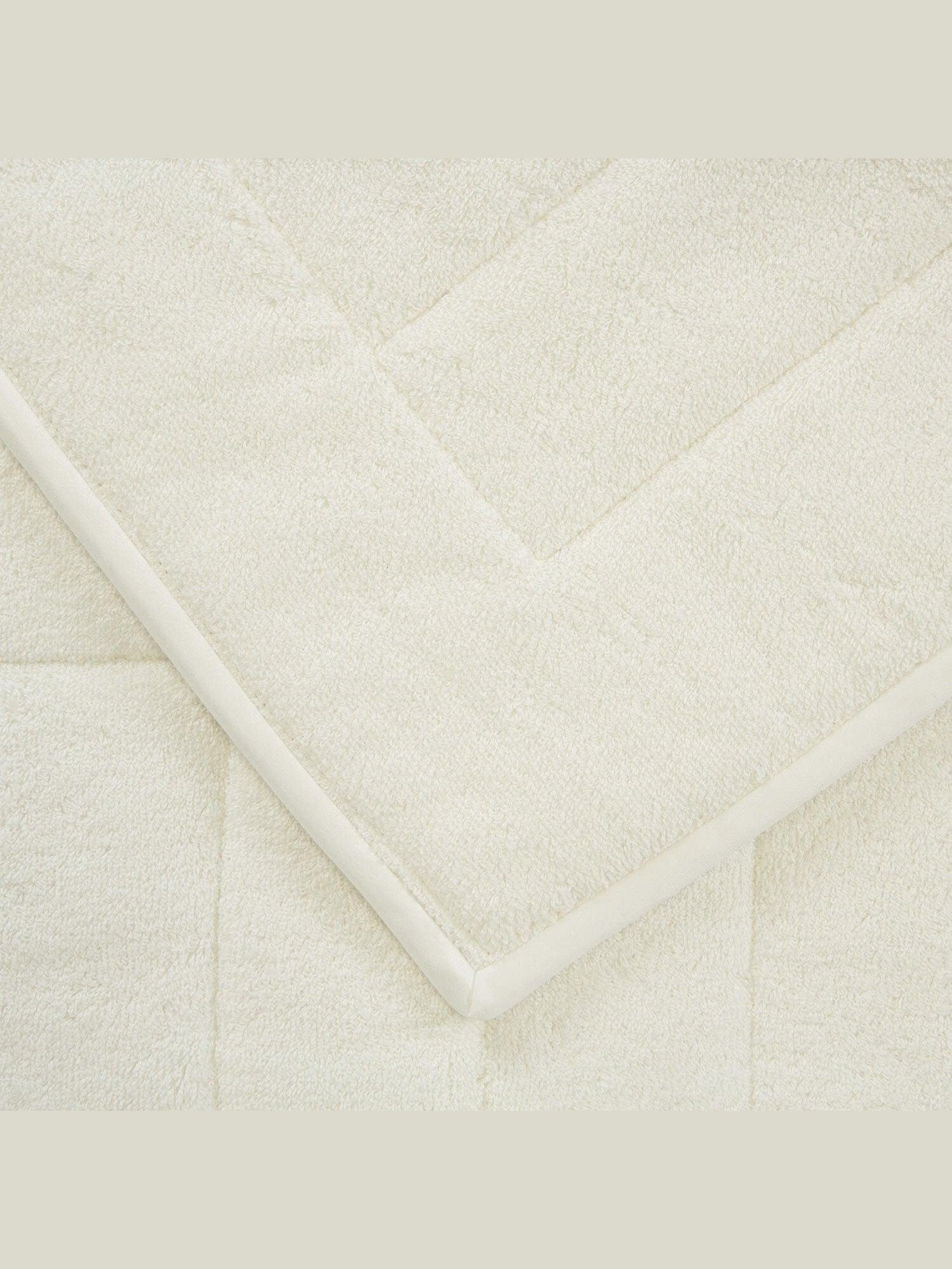 Plush bath mat