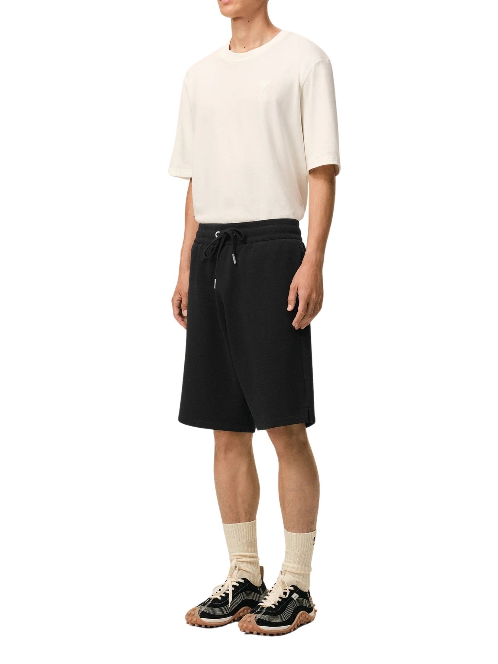 Short with contrasted ami de coeur