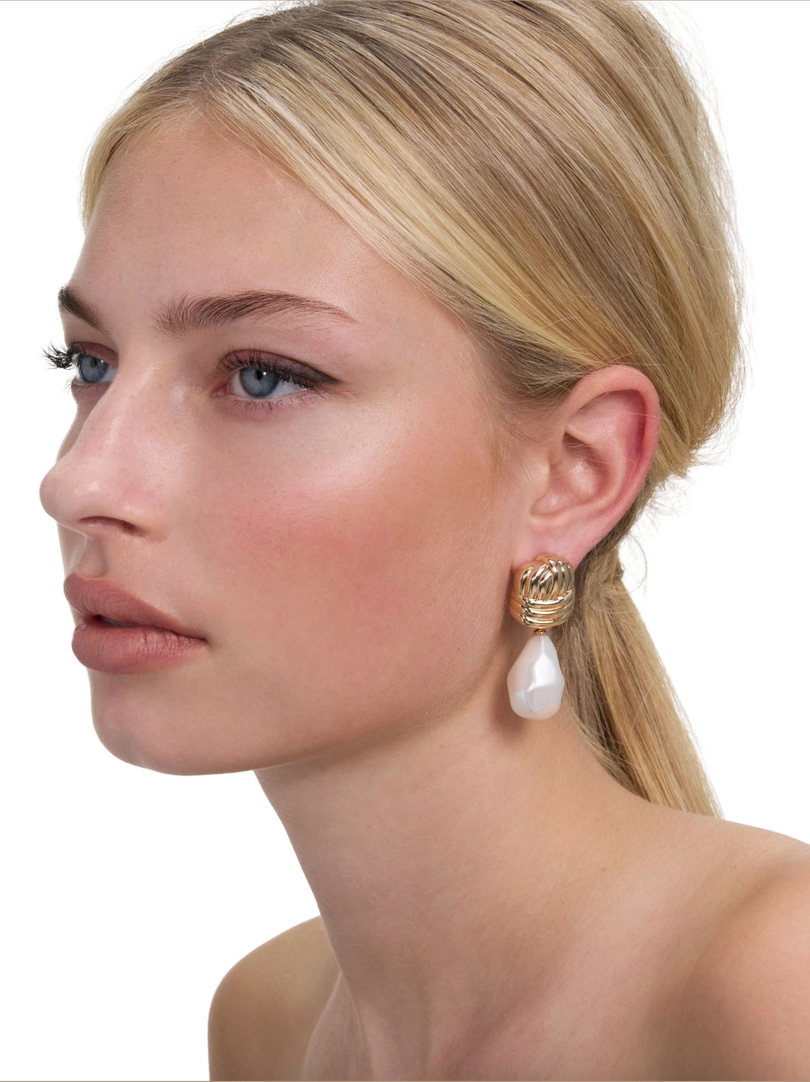 Gold knot pearl earrings