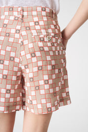 Modern Motif Short with Pinces