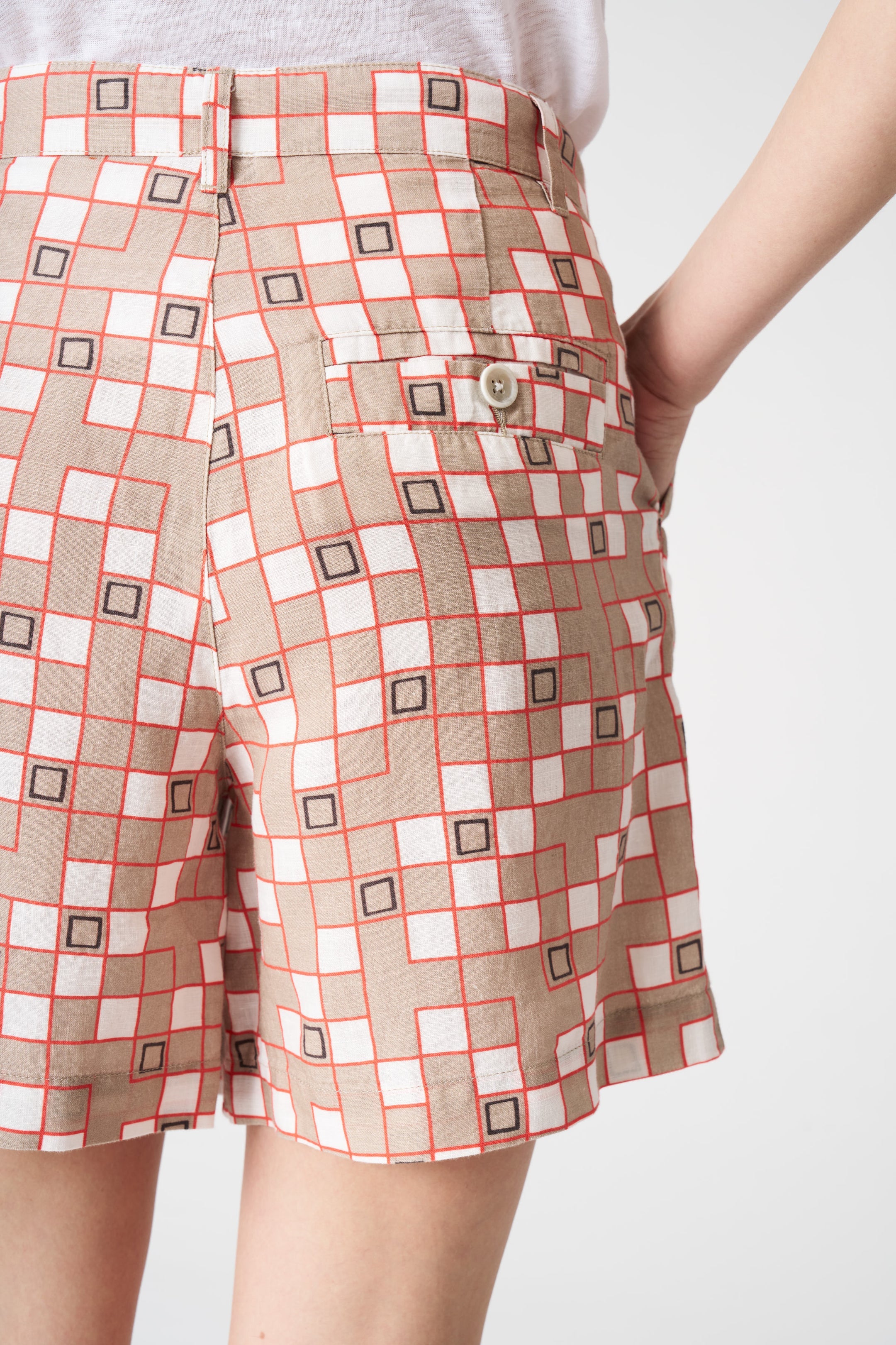 Modern Motif Short with Pinces