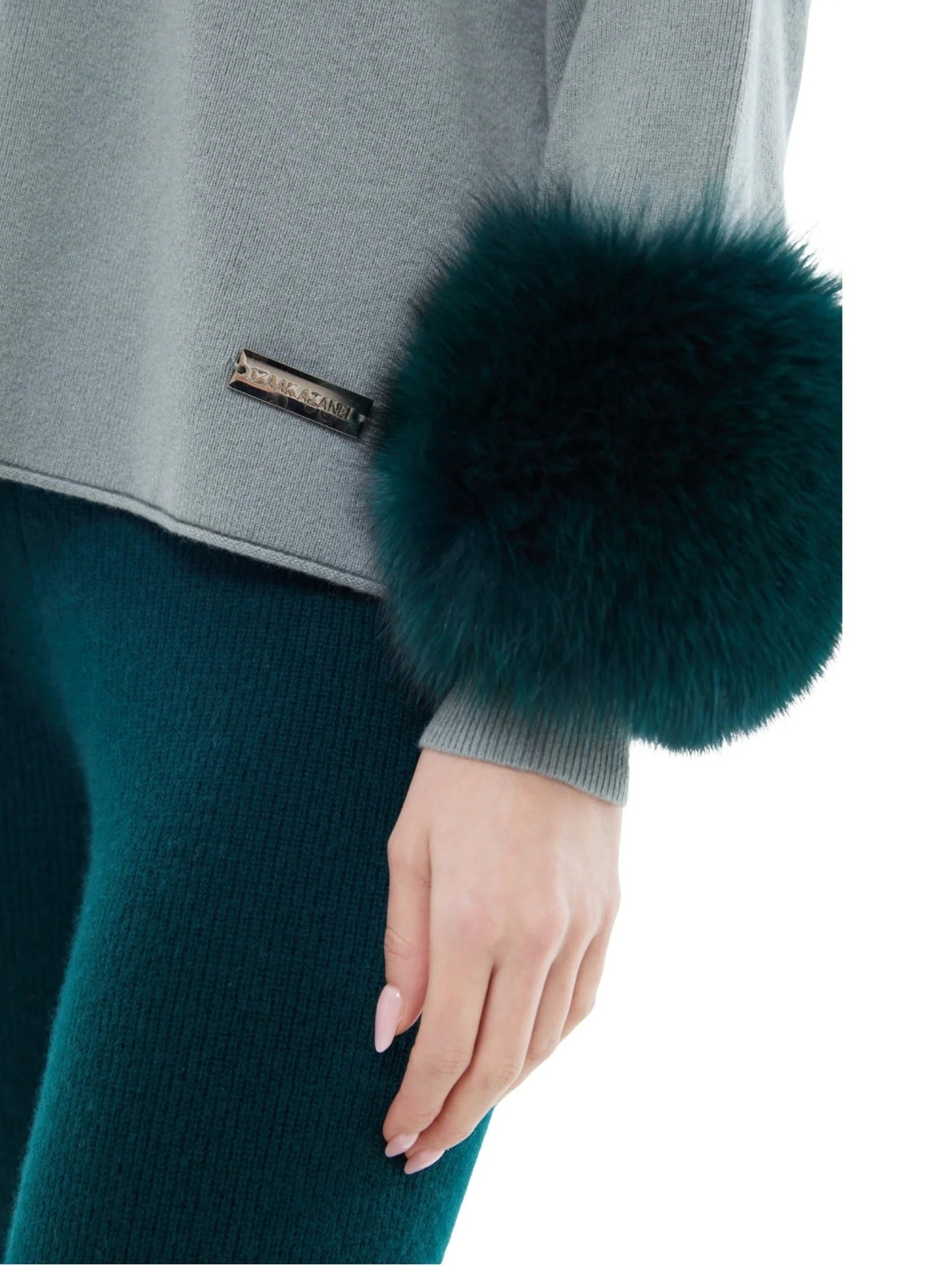 The criss cross sweater with cuffs in meadow & emerald