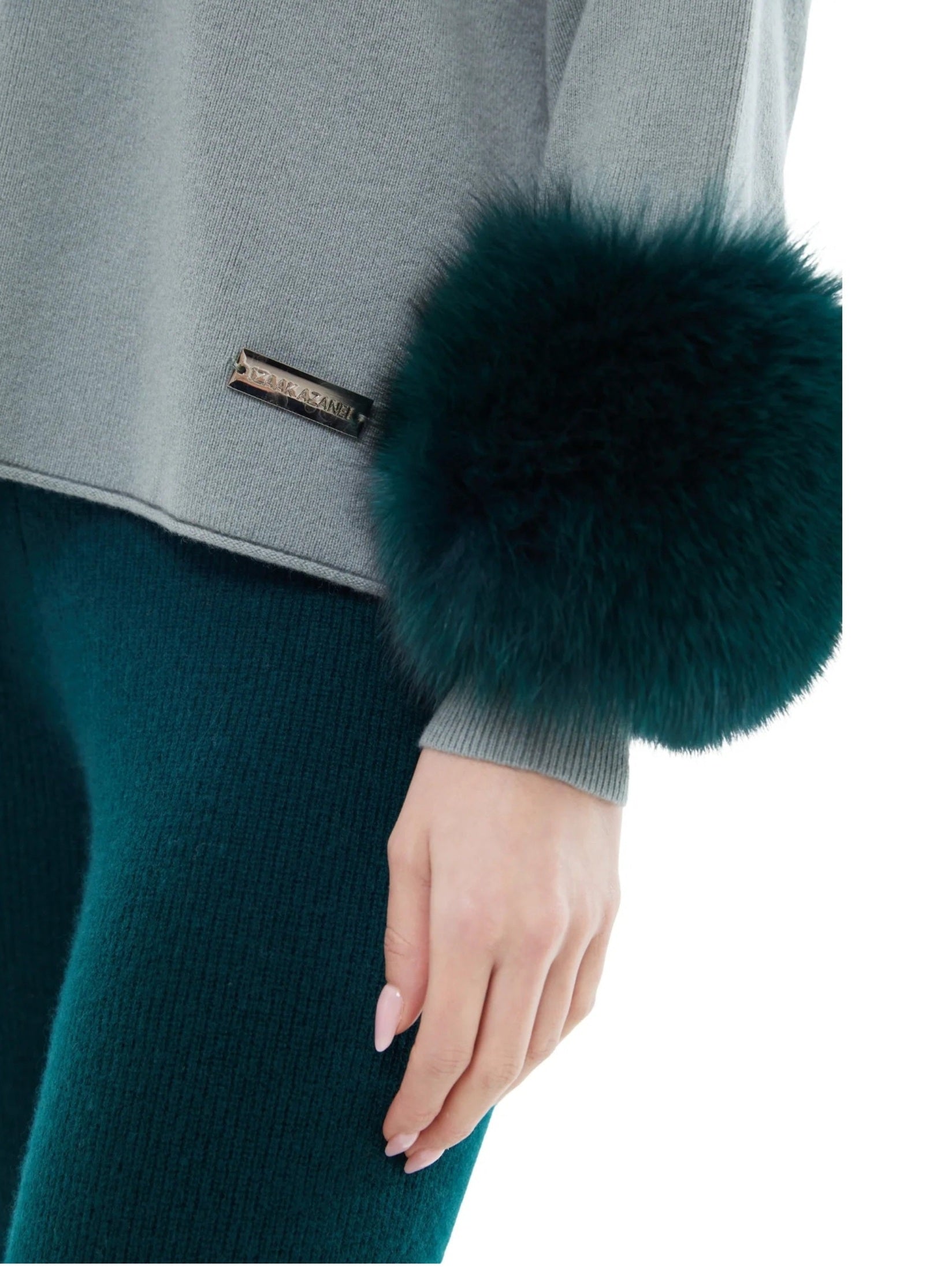 The criss cross sweater with cuffs in meadow & emerald
