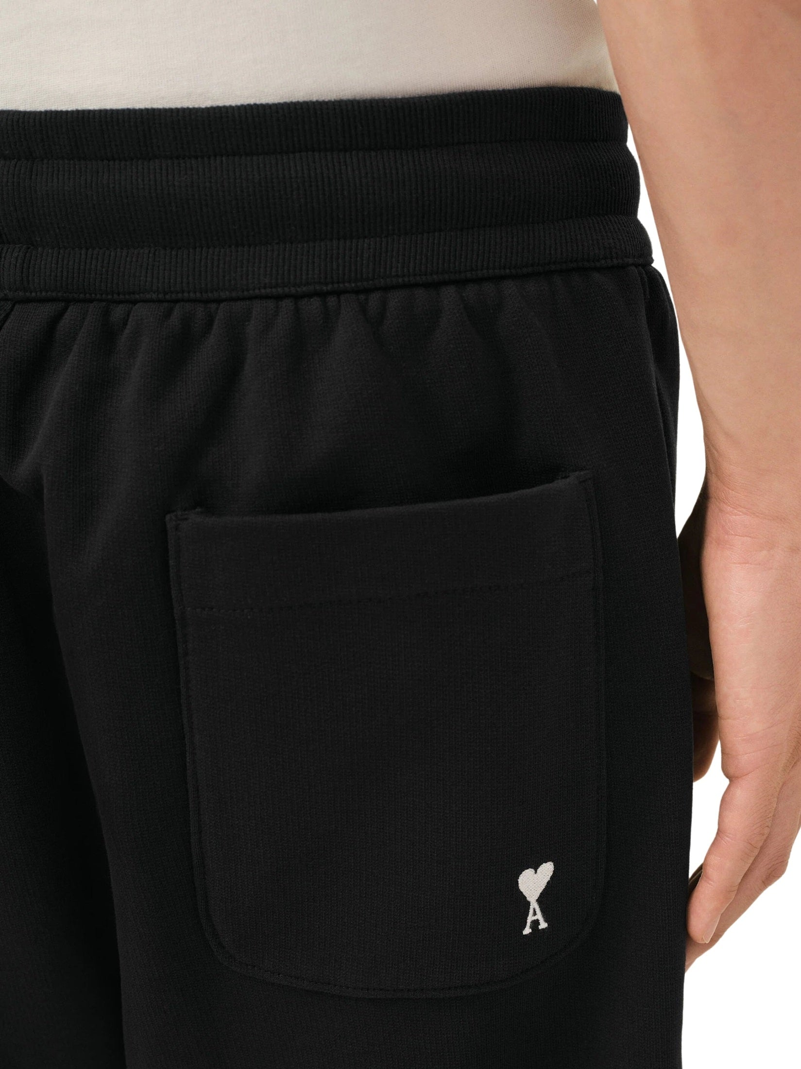 Short with contrasted ami de coeur
