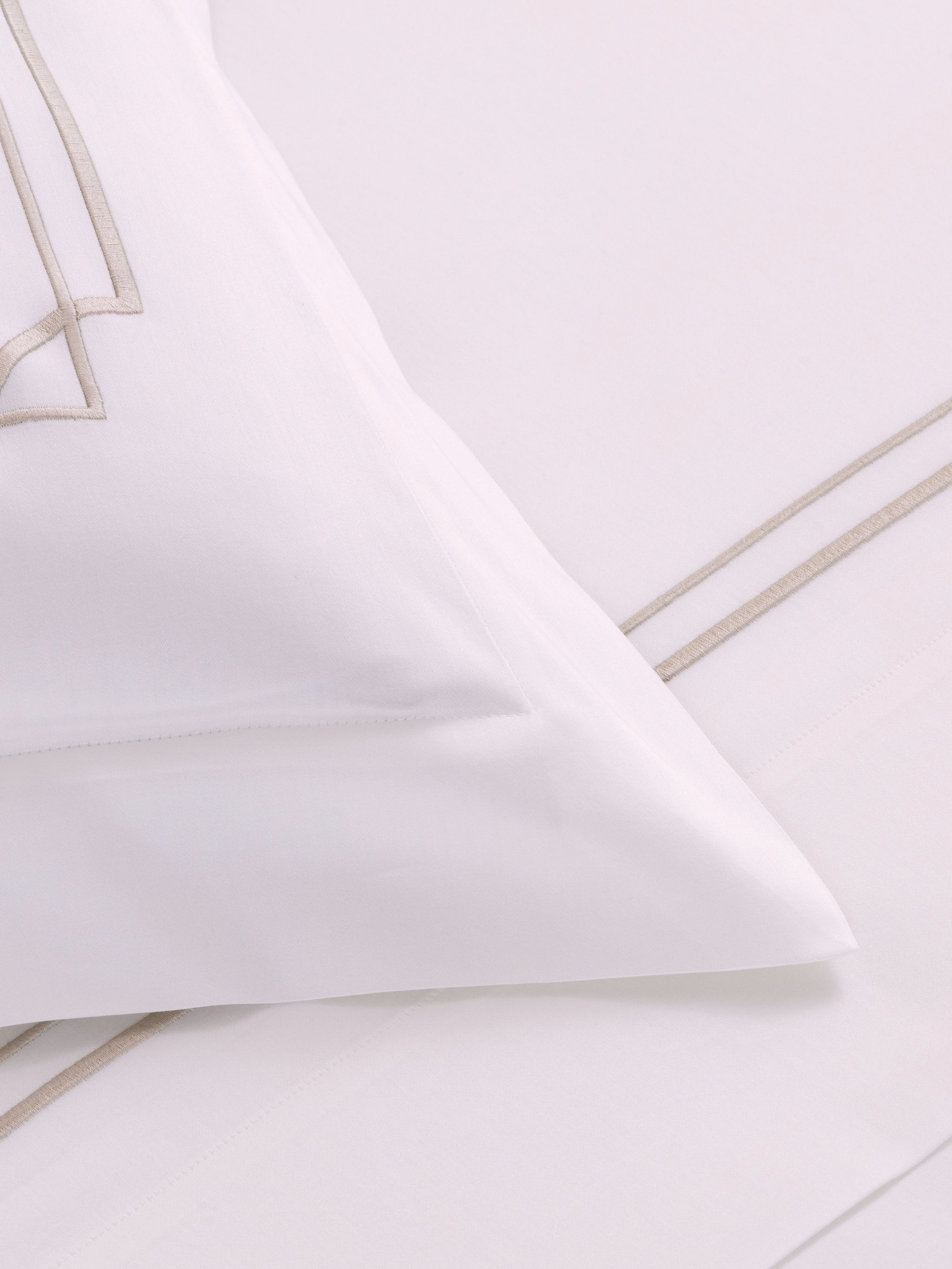 Layering embroidery bedset 2/20x28