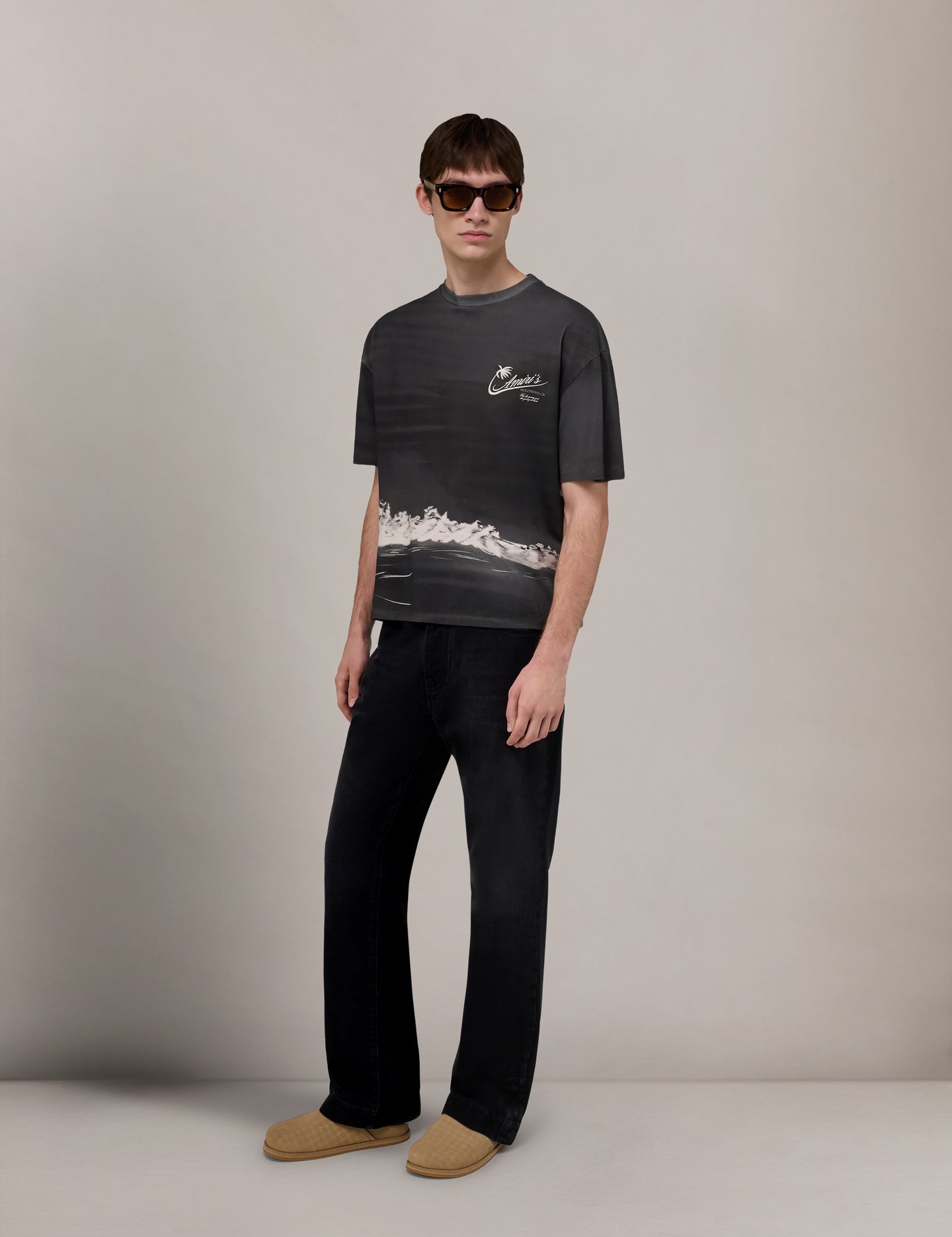 94_PF26_MEN_RTW_Tops_Jerseywear_Tee_AMTOJR1185-001_PALMS_20OS_20TEE_Black_3_f2fcf15101bb466292cc07ad29e421ae.jpg