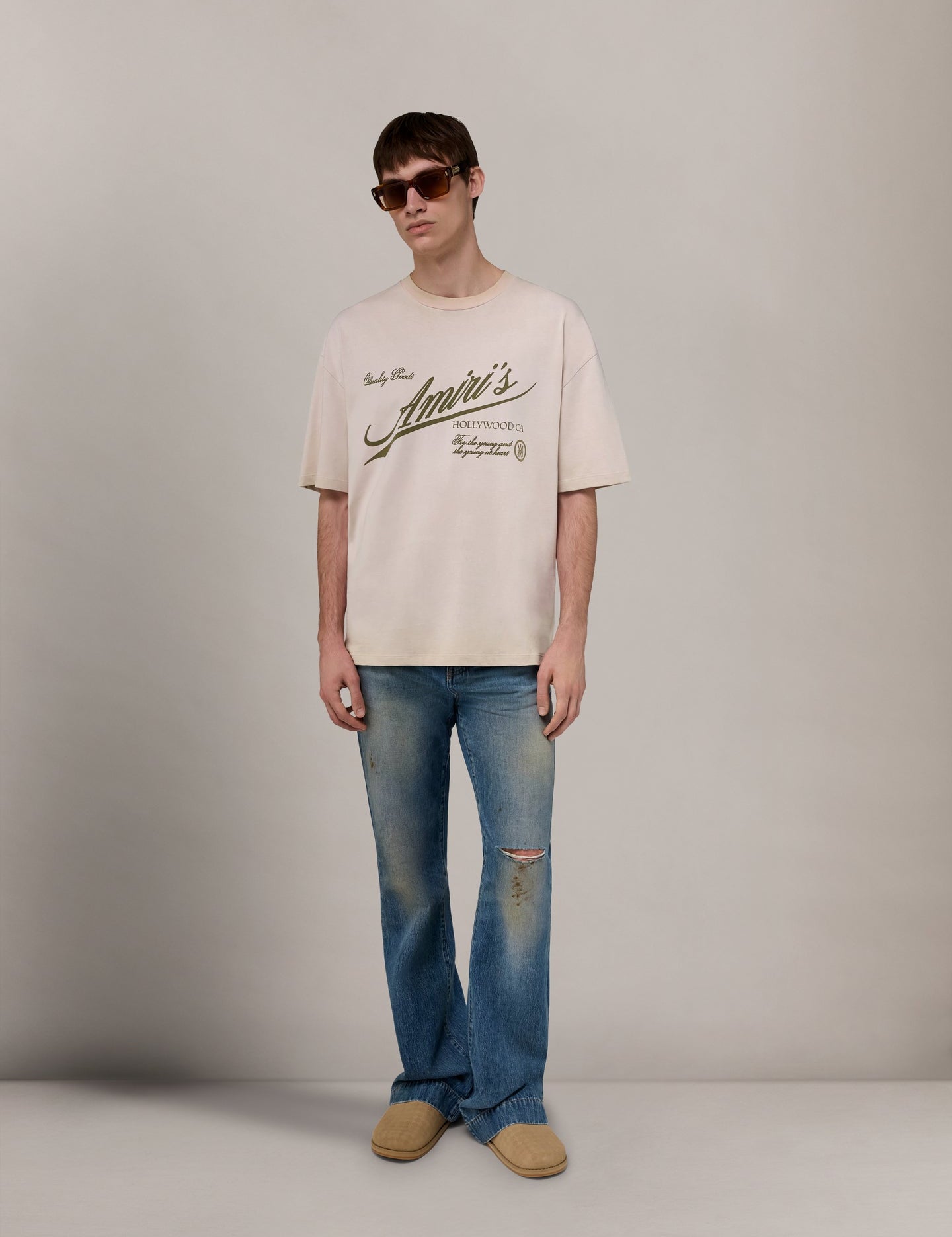 98_PF26_MEN_RTW_Tops_Jerseywear_Tee_AMTOJR1194-271_AMIRI_20QUALITY_20GOODS_20OS_20TEE_Alabaster_2_09439ec5e83c45909f974012bd933073.jpg