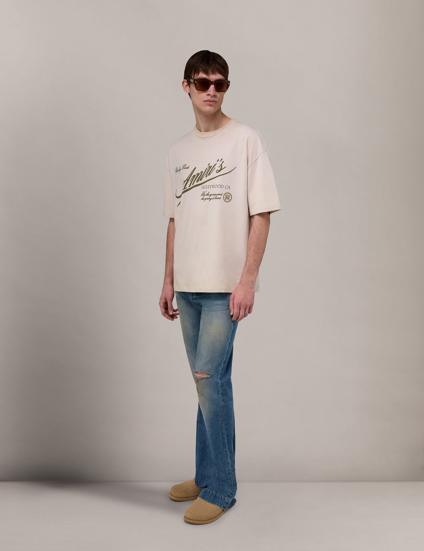 98_PF26_MEN_RTW_Tops_Jerseywear_Tee_AMTOJR1194-271_AMIRI_20QUALITY_20GOODS_20OS_20TEE_Alabaster_3_ab2eaaed7515445daa40525646db4476.jpg
