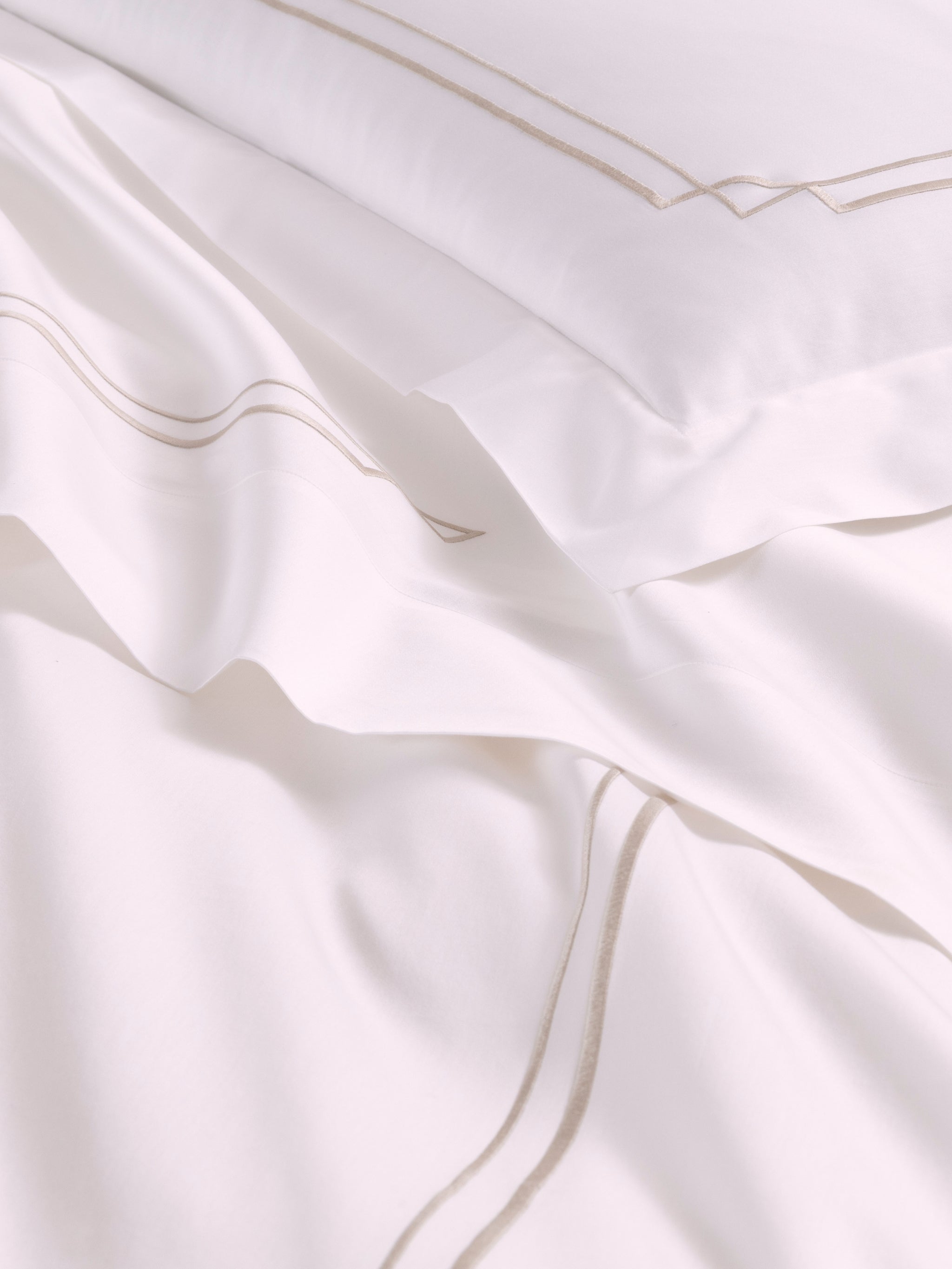 Layering embroidery bedset 2/20x28