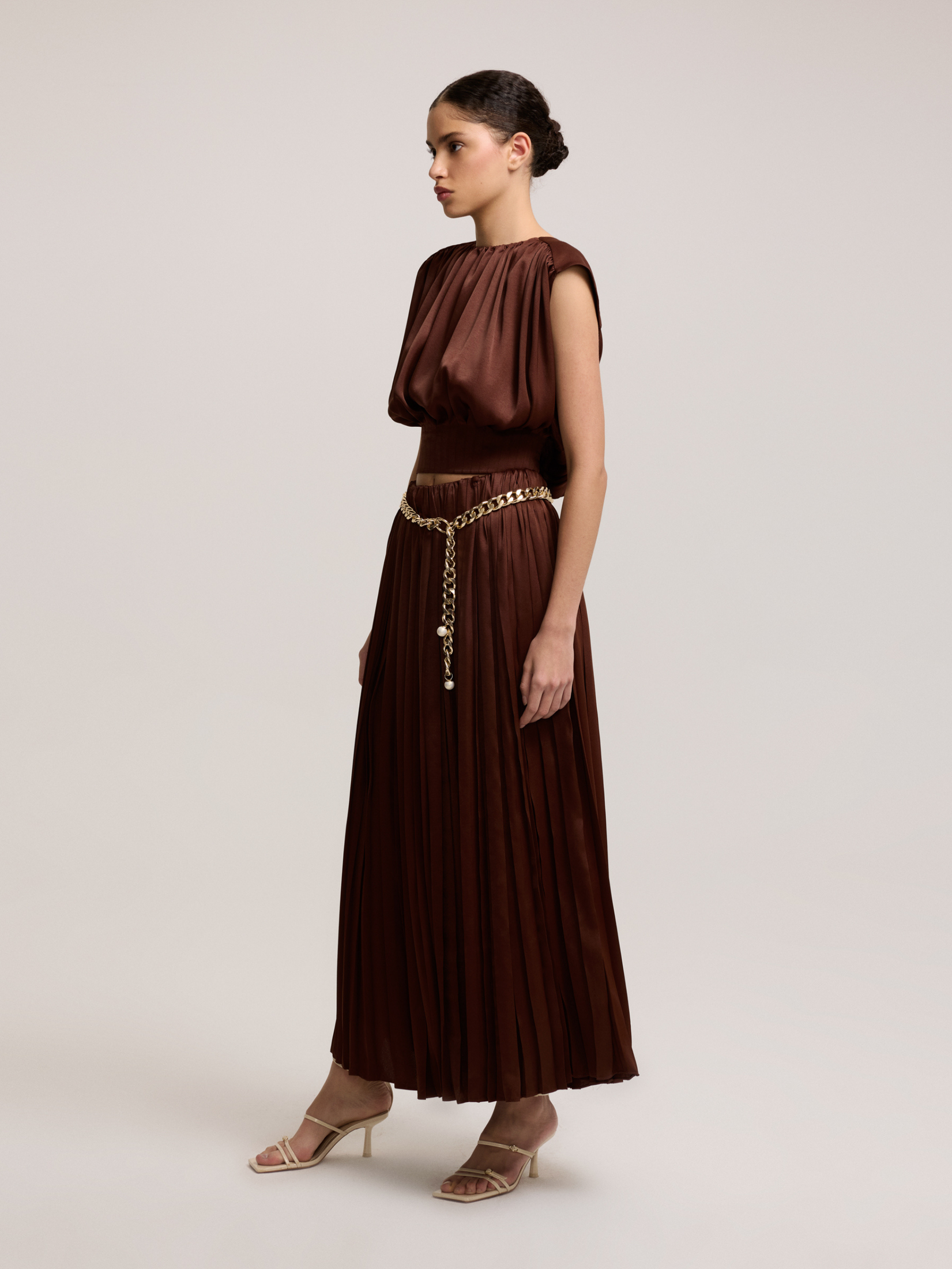 Brown skirt with chain belt