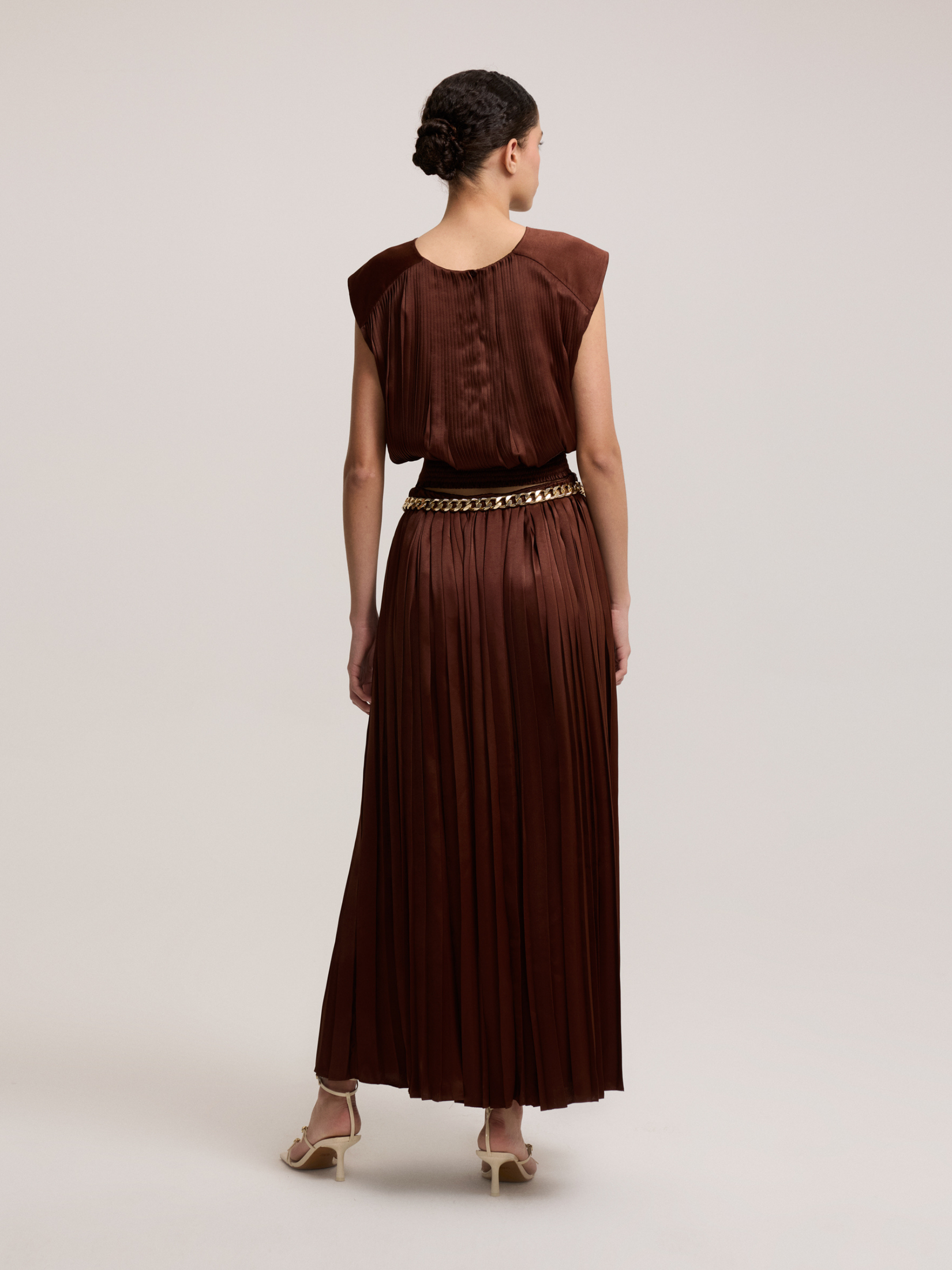 Brown skirt with chain belt