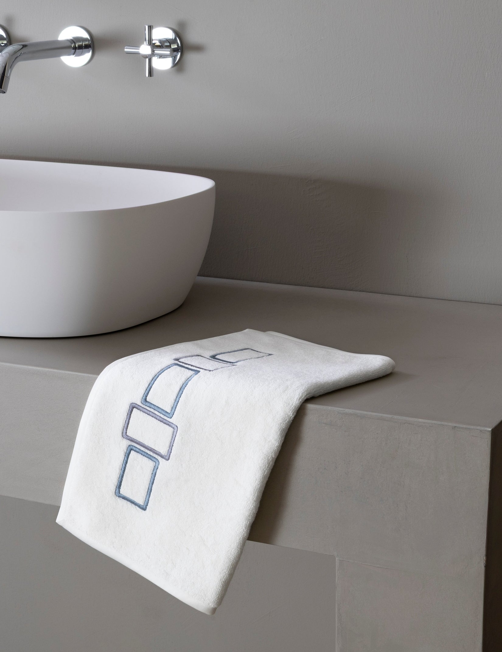 BATH_FR68881-4N16_1.jpg