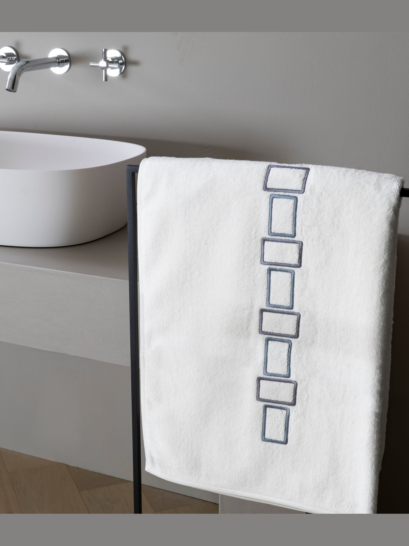 Bold bicolor embroidery - terry towels set (2 pieces) - terry towels set