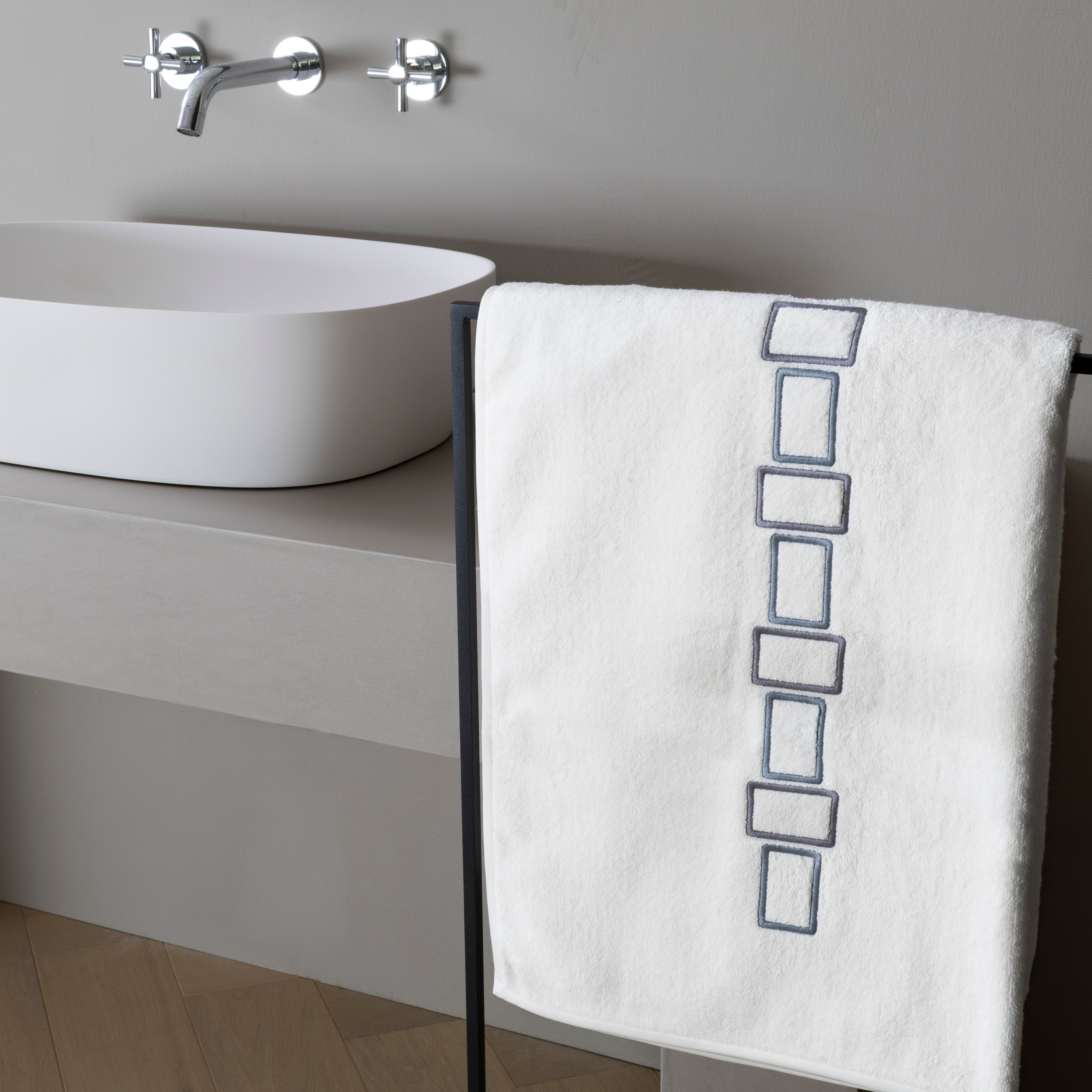 BOLD BICOLOR EMBROIDERY - TERRY TOWELS SET (2 PIECES) - TERRY TOWELS SET