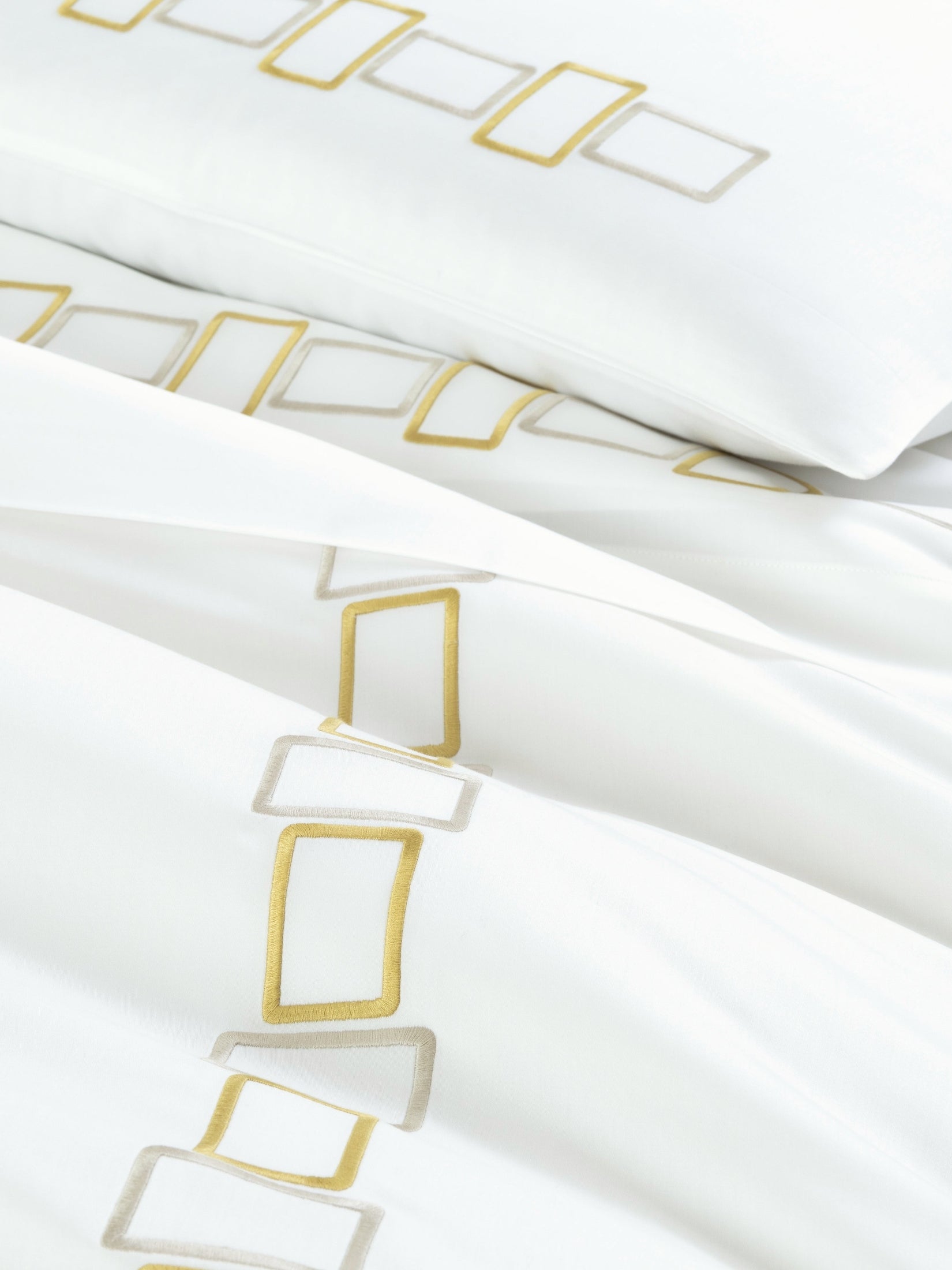 Bold bicolor embroidery - duvet set 2/20x28 106x126 - duvet set 2/20x