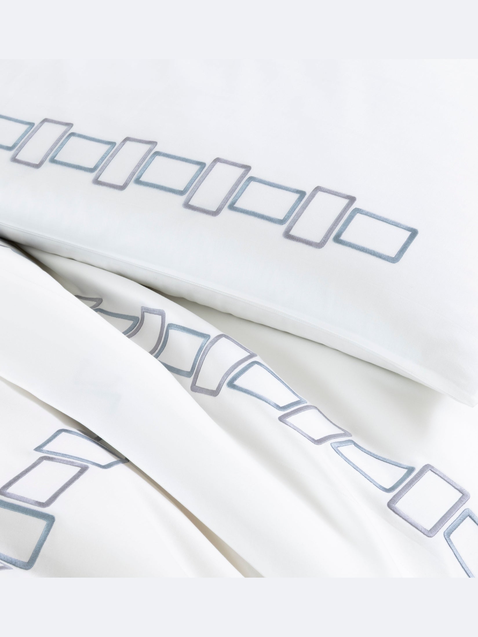 Bold bicolor embroidery - duvet set 2/20x28 106x126 - duvet set 2/20x