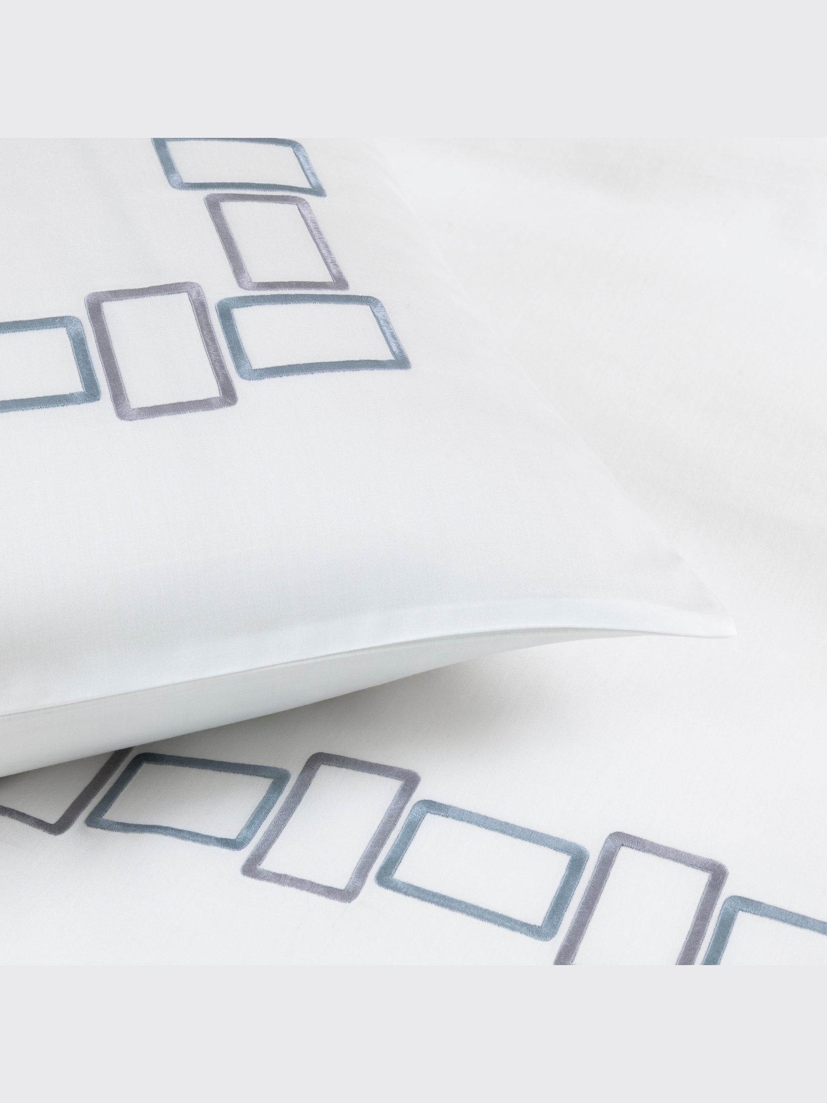 Bold bicolor embroidery - duvet set 2/20x28 106x126 - duvet set 2/20x
