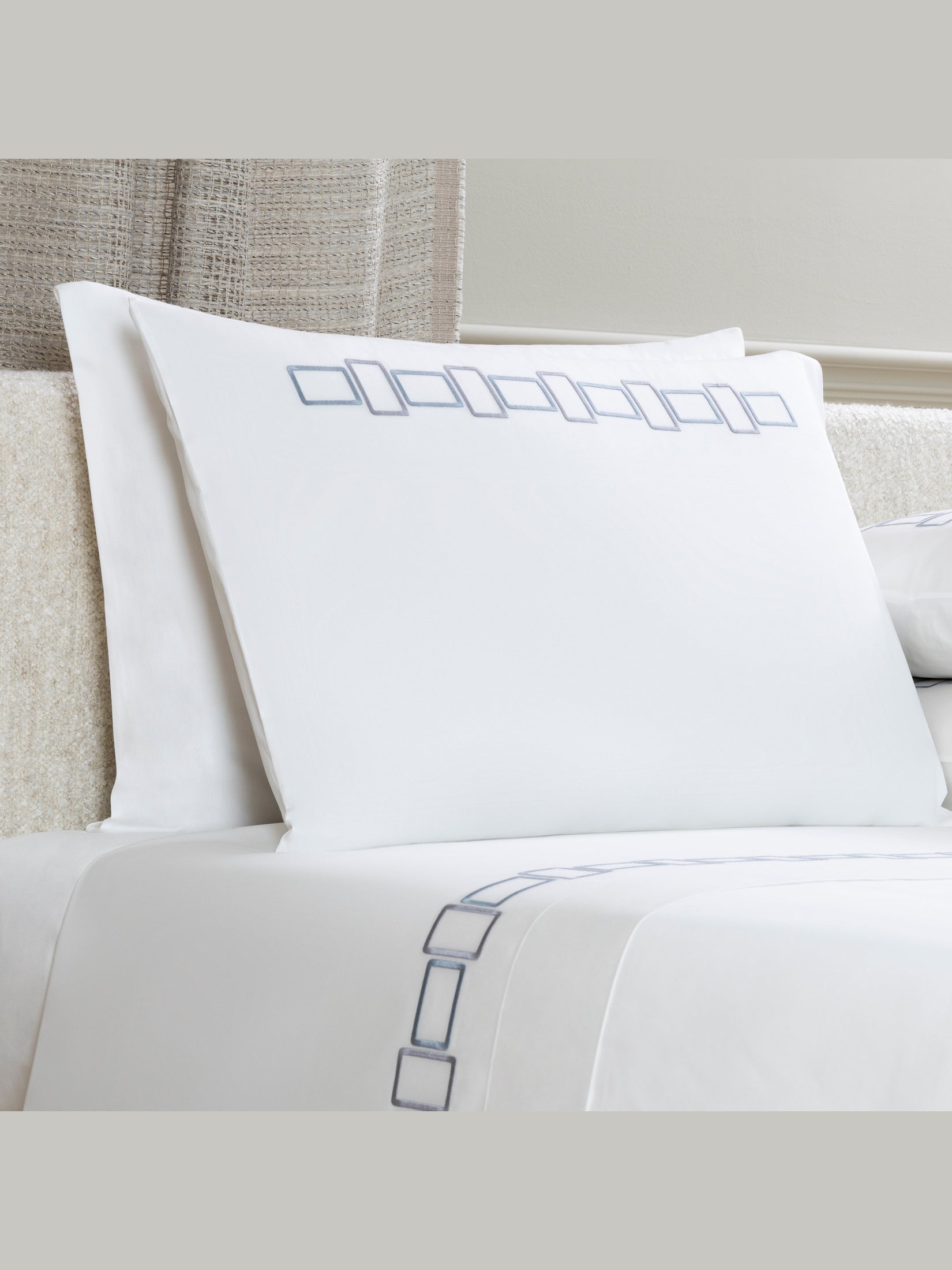 Bold bicolor embroidery - duvet set 2/20x28 106x126 - duvet set 2/20x