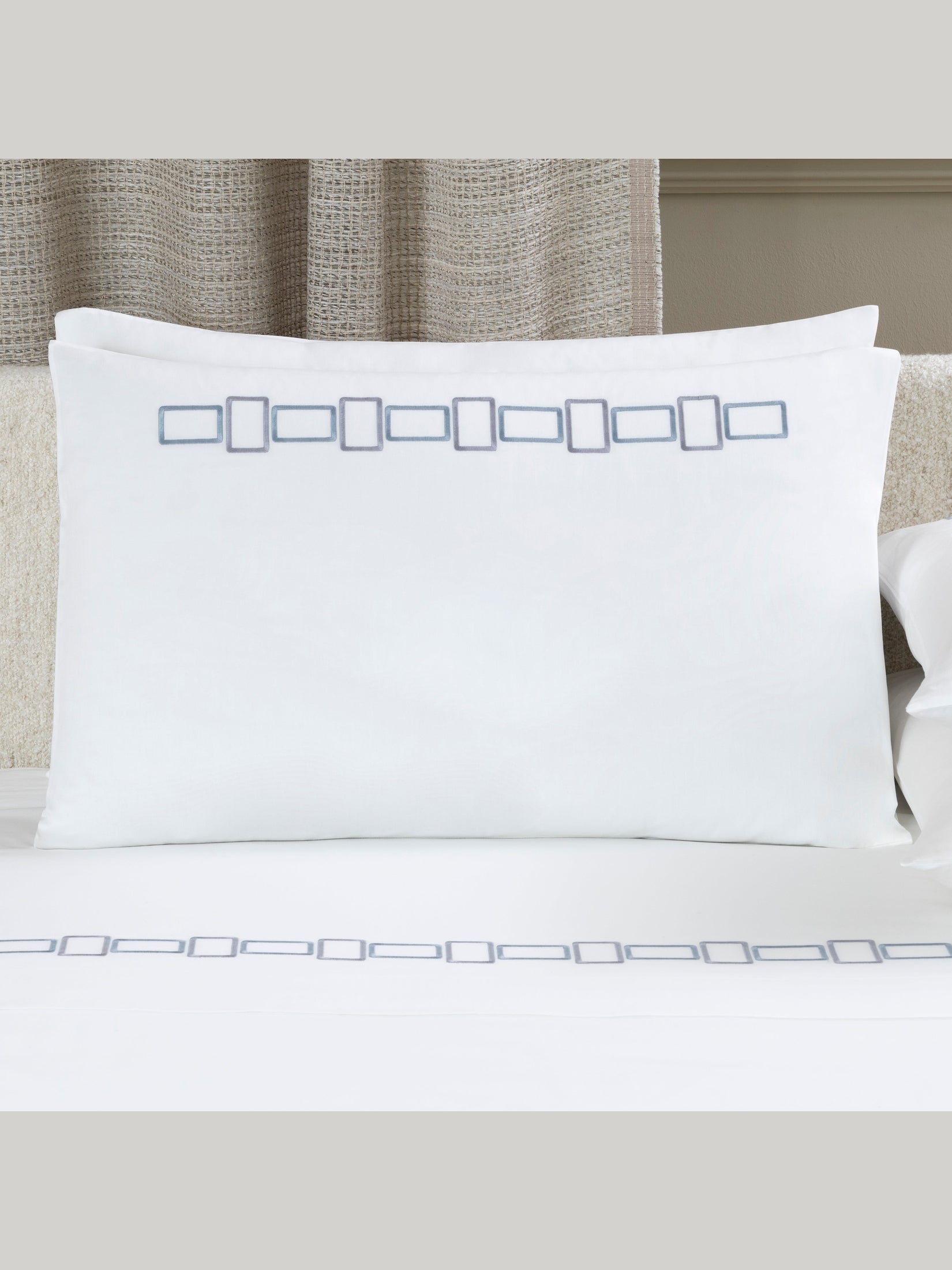 Bold bicolor embroidery - duvet set 2/20x28 106x126 - duvet set 2/20x