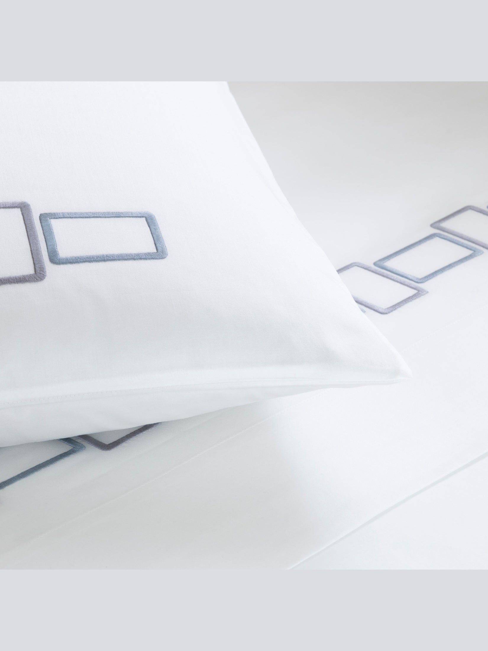 Bold bicolor embroidery - duvet set 2/20x28 106x126 - duvet set 2/20x