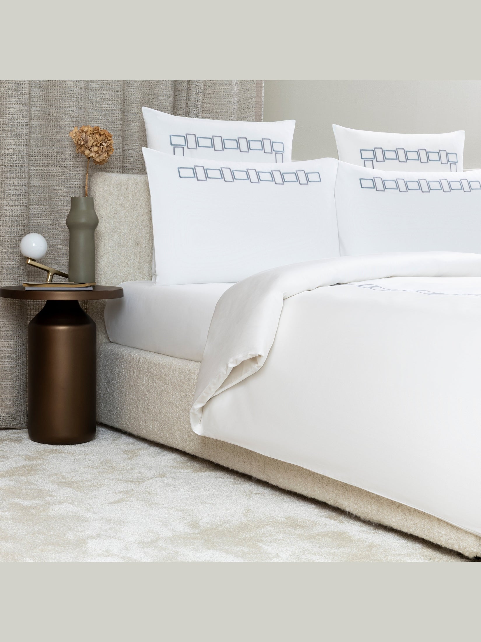 Bold bicolor embroidery - duvet set 2/20x28 106x126 - duvet set 2/20x