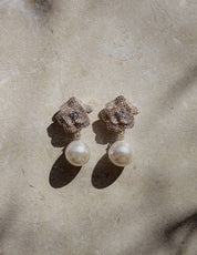 Mini gold crystal flower pearl earrings
