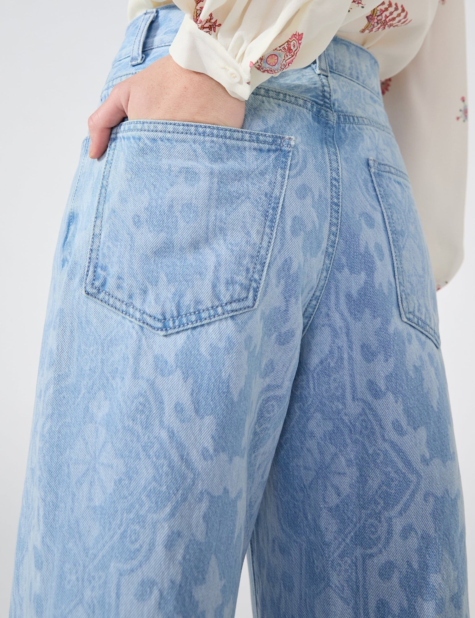 DYLANWIDELEGCROPPEDJEANS6_1800x_4ef930e1-bb9c-4ffa-892a-c06f708bb2fb.jpg