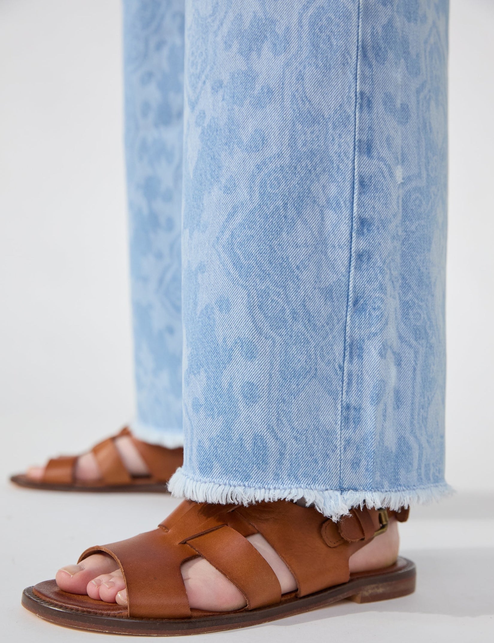 DYLANWIDELEGCROPPEDJEANS7_1800x_d1d1ee22-0a45-494e-9ac7-0176d96f1792.jpg
