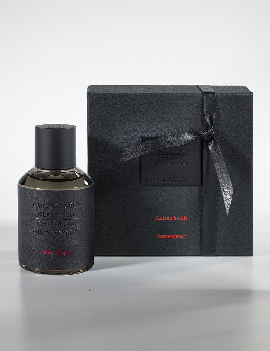 EDP-100ml-Amberbomb-Scatola-Frontale_eb533f7a-305d-4746-b978-65f806cf2e52.jpg