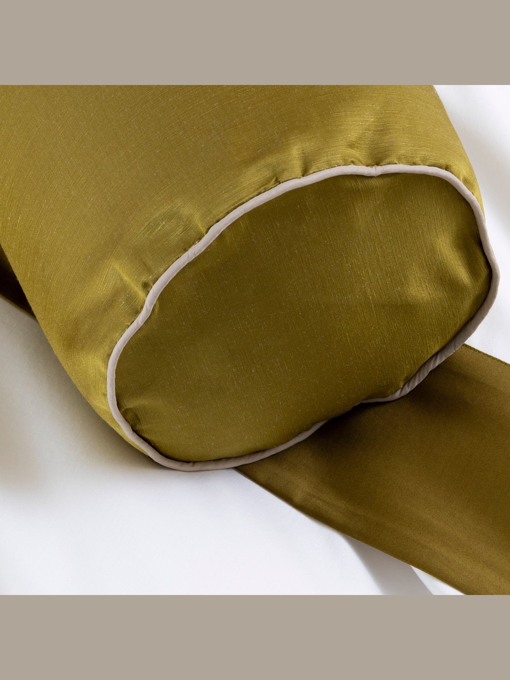 Allure - neck roll