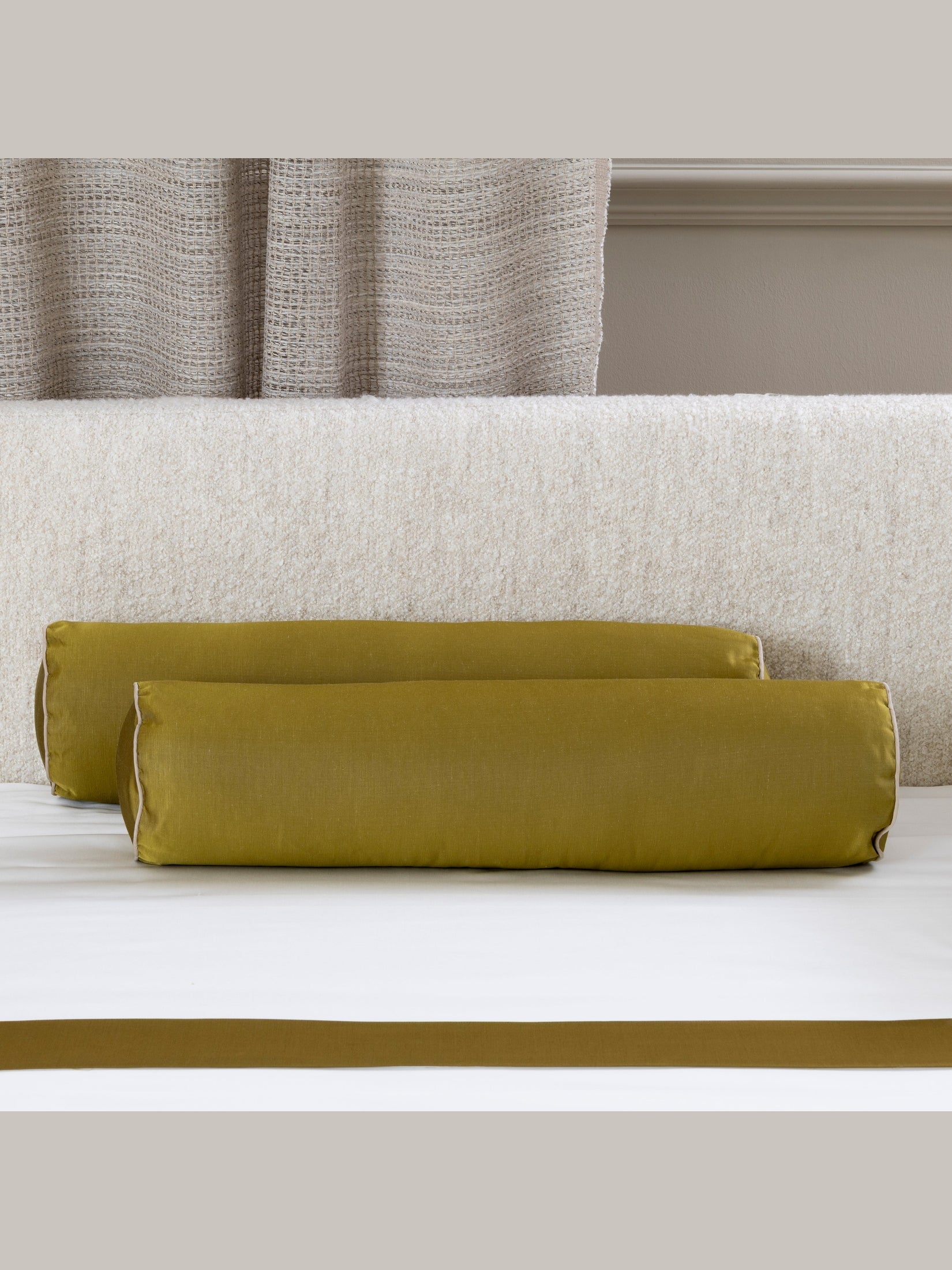 Allure - neck roll