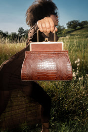 BROWN CROCODILE EVENING BAG. حقيبة المساء من جلد التمساح البني