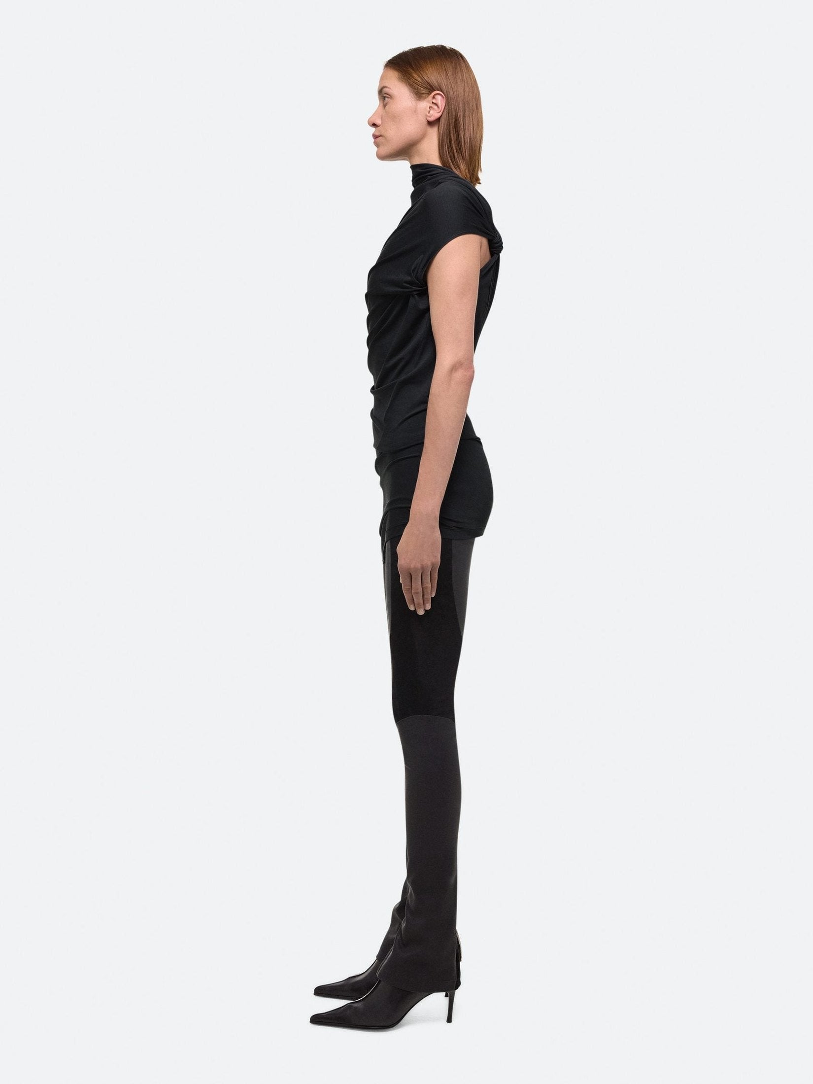 Sleeveless wind top