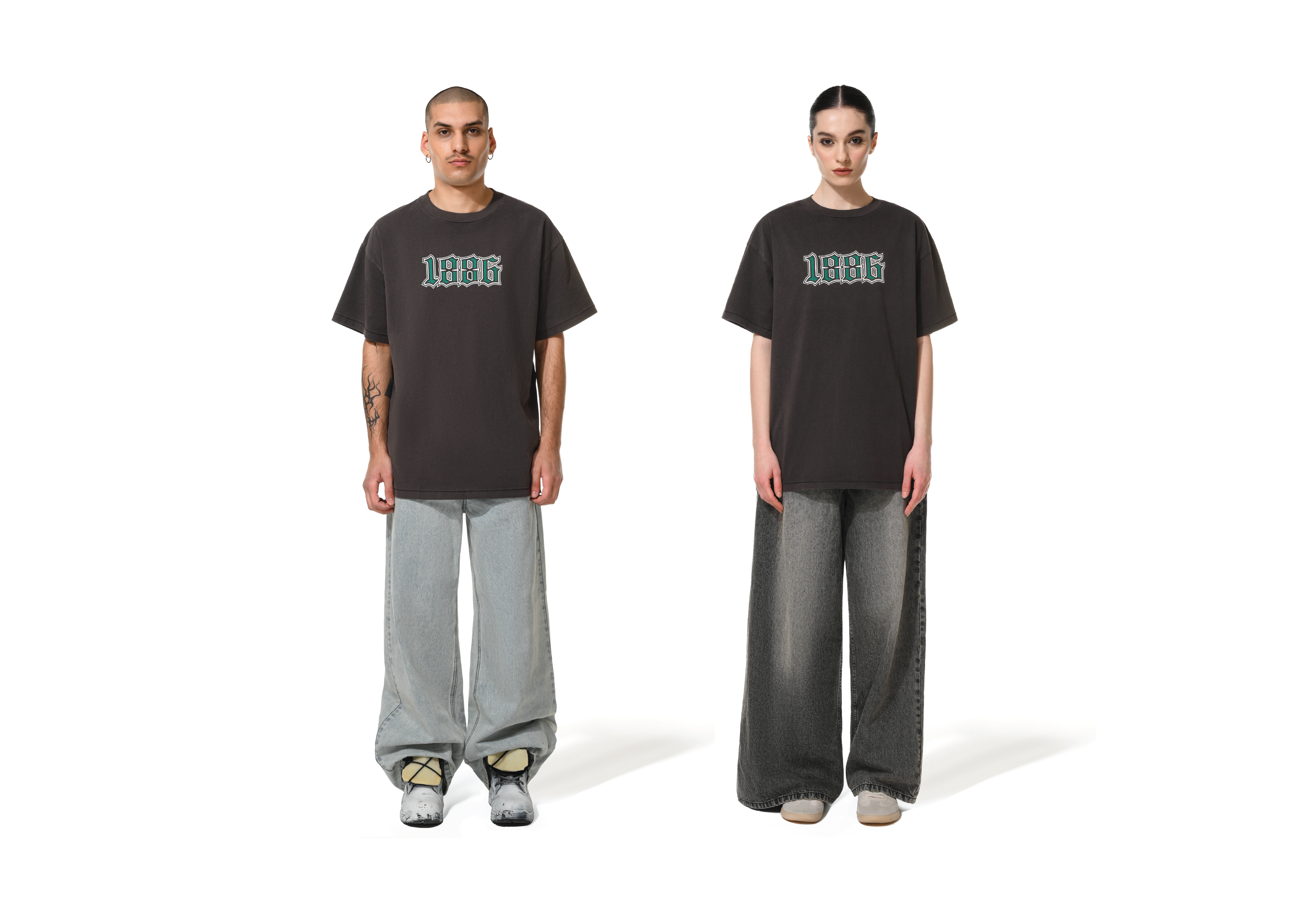 1886 SCRIPTED STORY T-SHIRT - DARK GREY