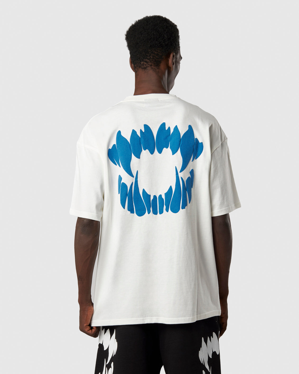 WHITE T-SHIRT WITH BLUE MOUTH PUFFY PRINT