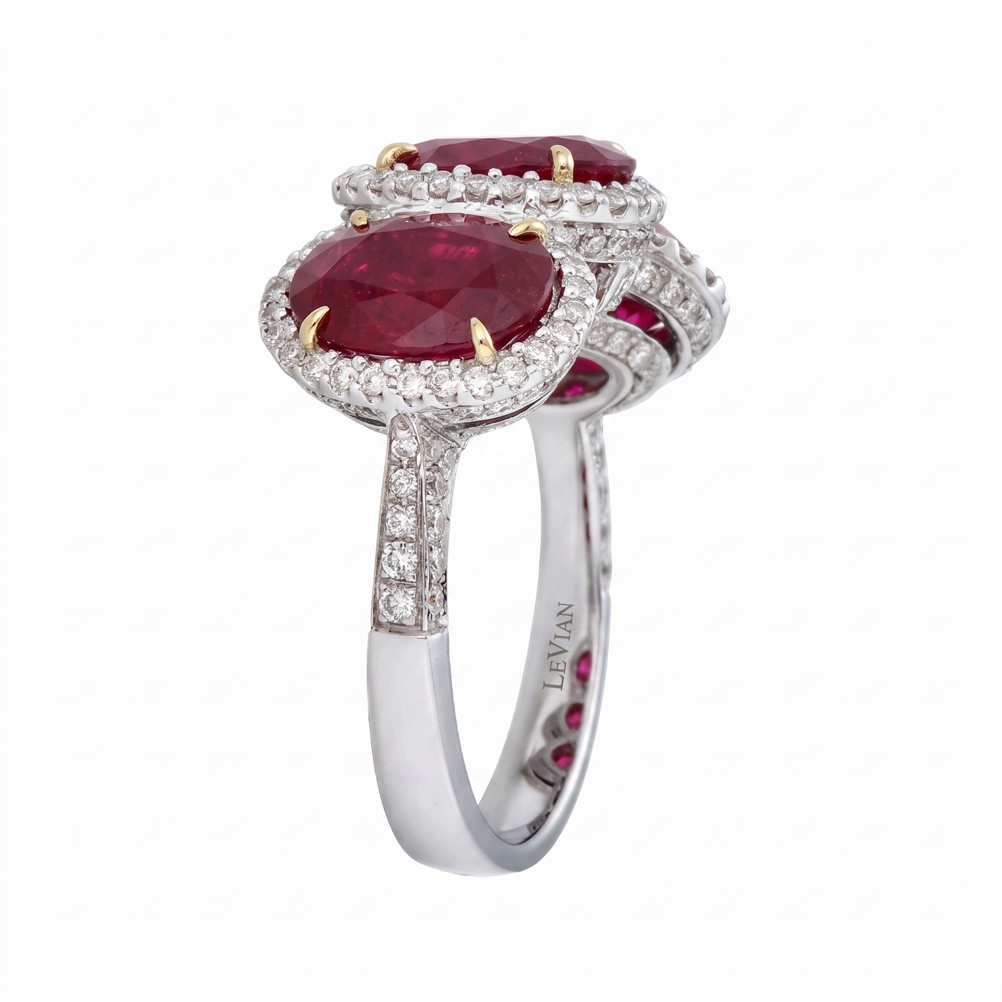 Ring wit  Oval Ruby and Diamond