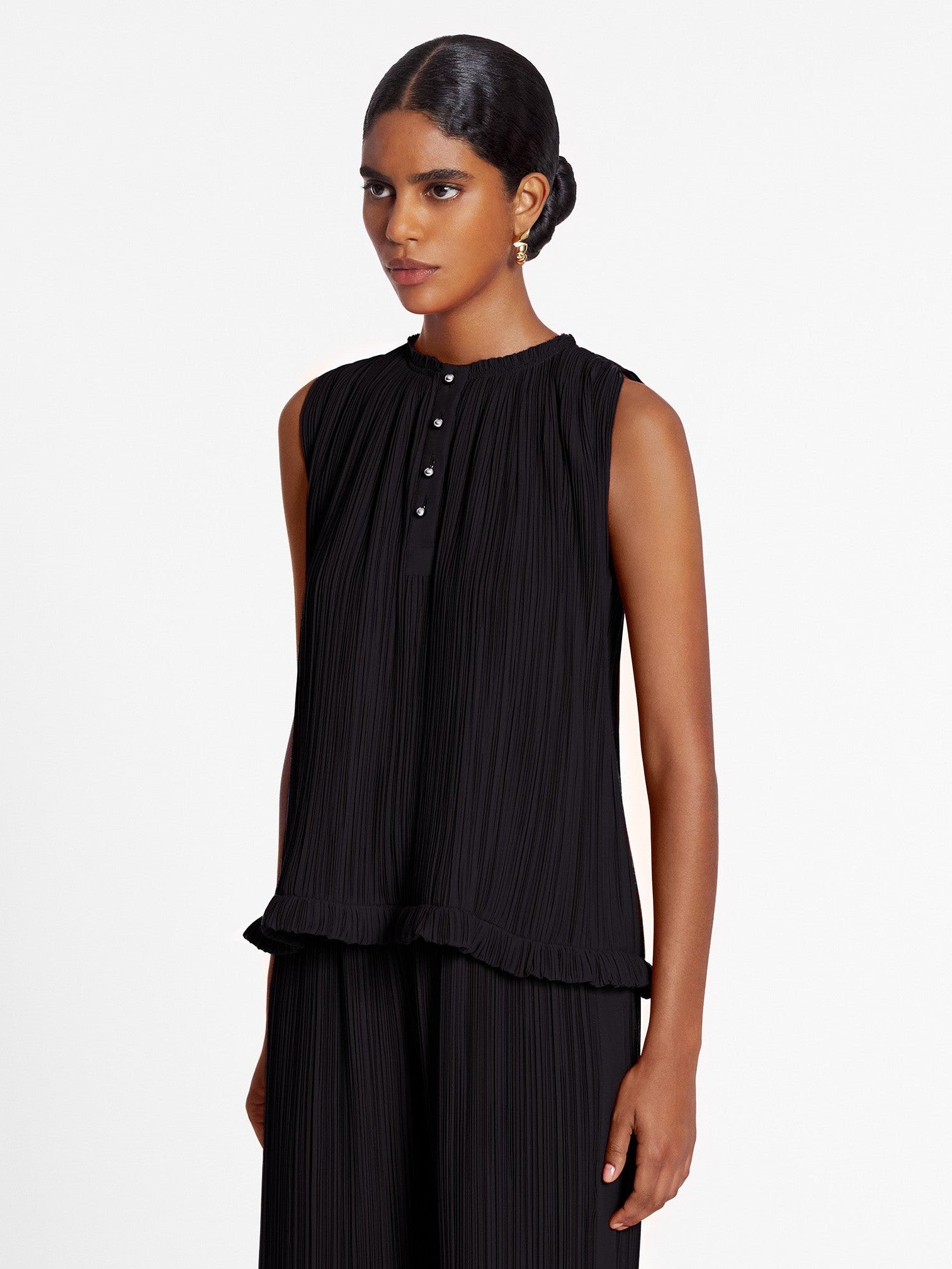 Sleeveless pleated top