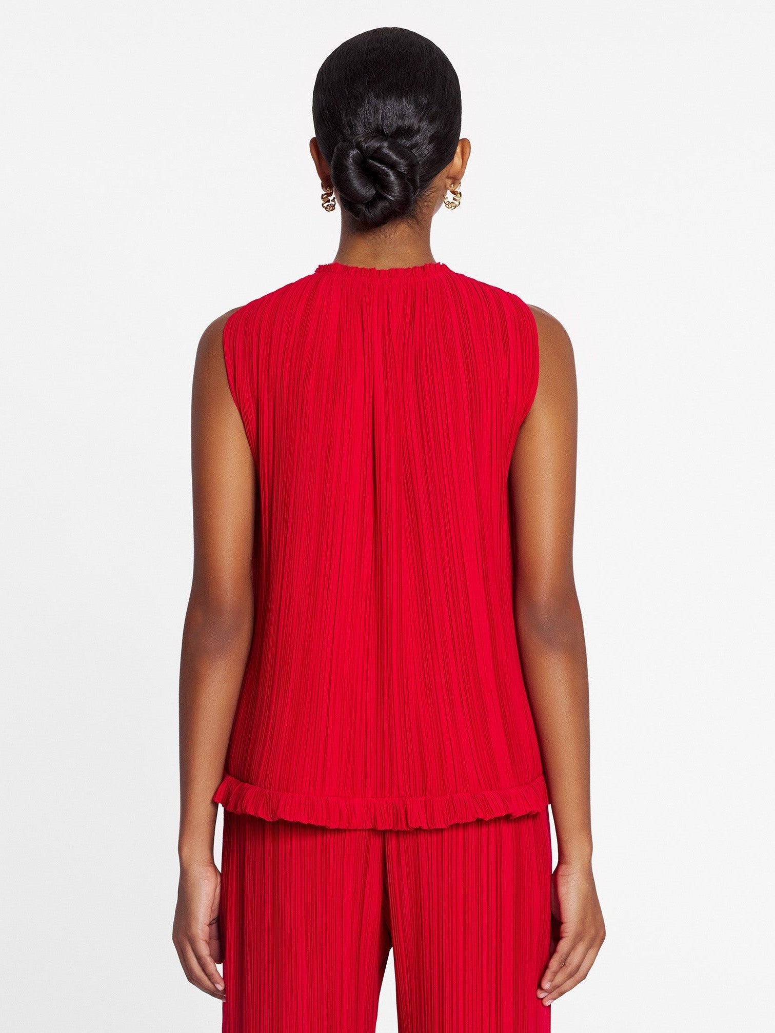 Sleevless pleated top